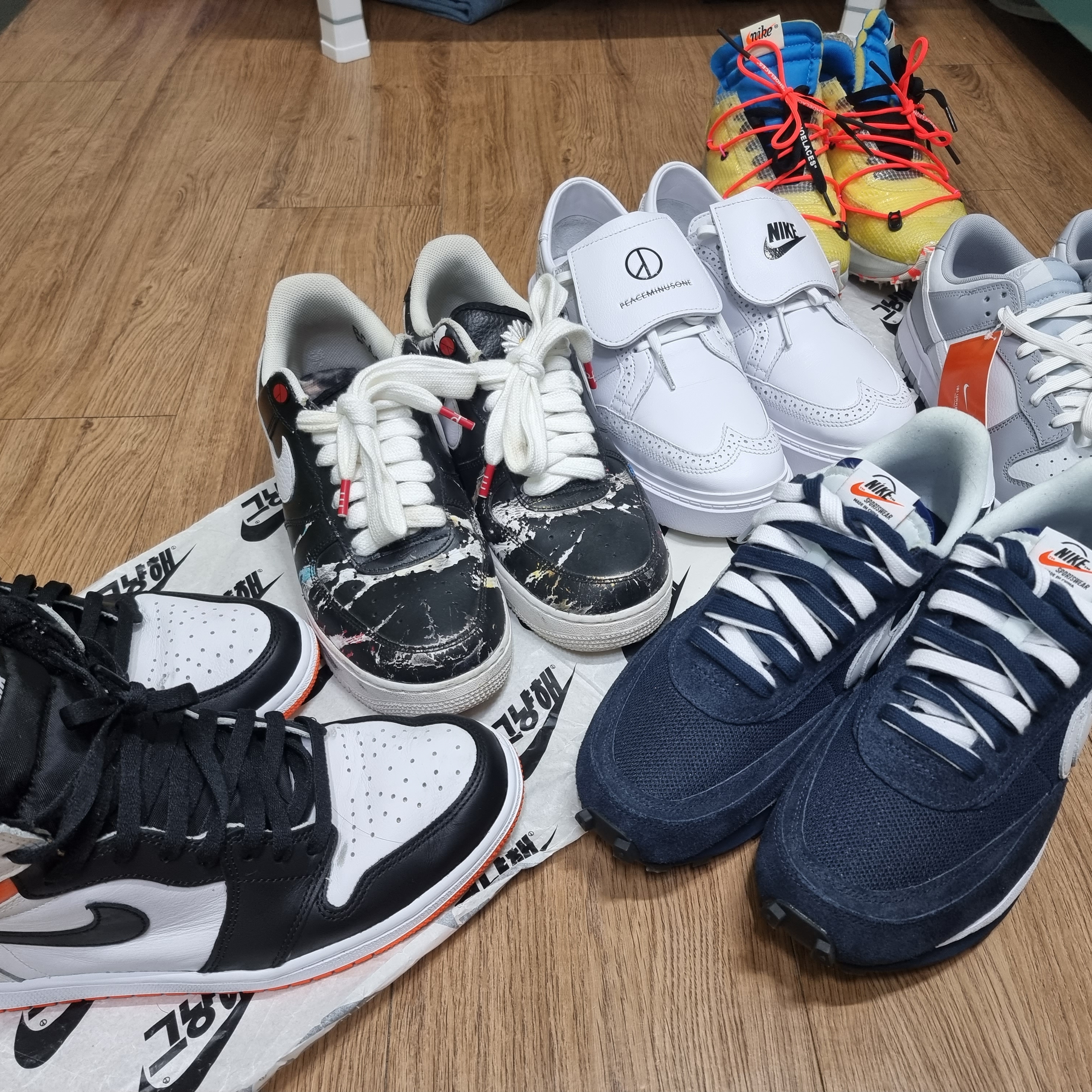 (W) Nike x Off-White Vapor Street Tour Yellow, Jordan 1 Retro High OG Electro Orange 착용 스타일 - 2