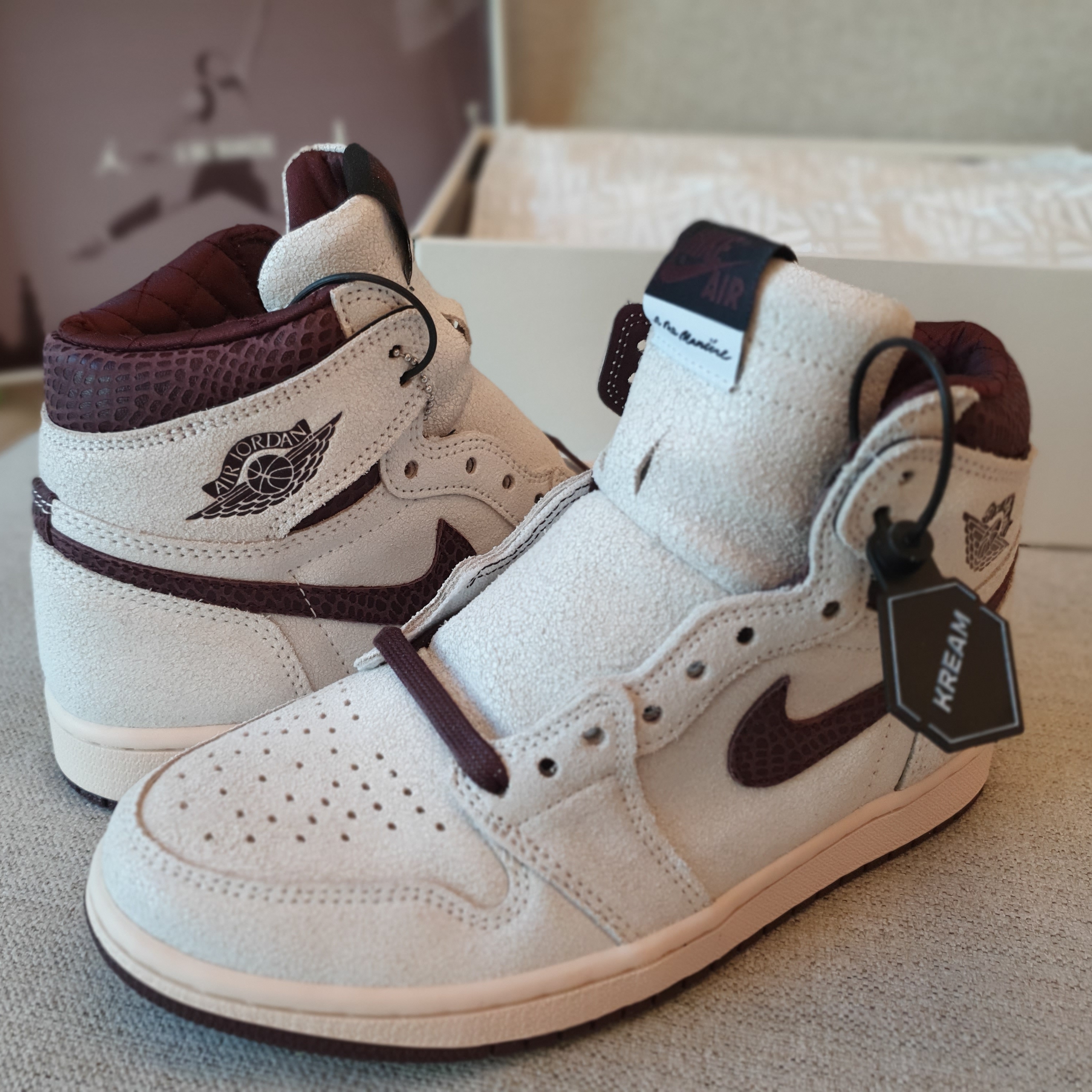Jordan 1 x A Ma Maniere Retro High OG SP Sail and Burgundy 착용 스타일 - 2