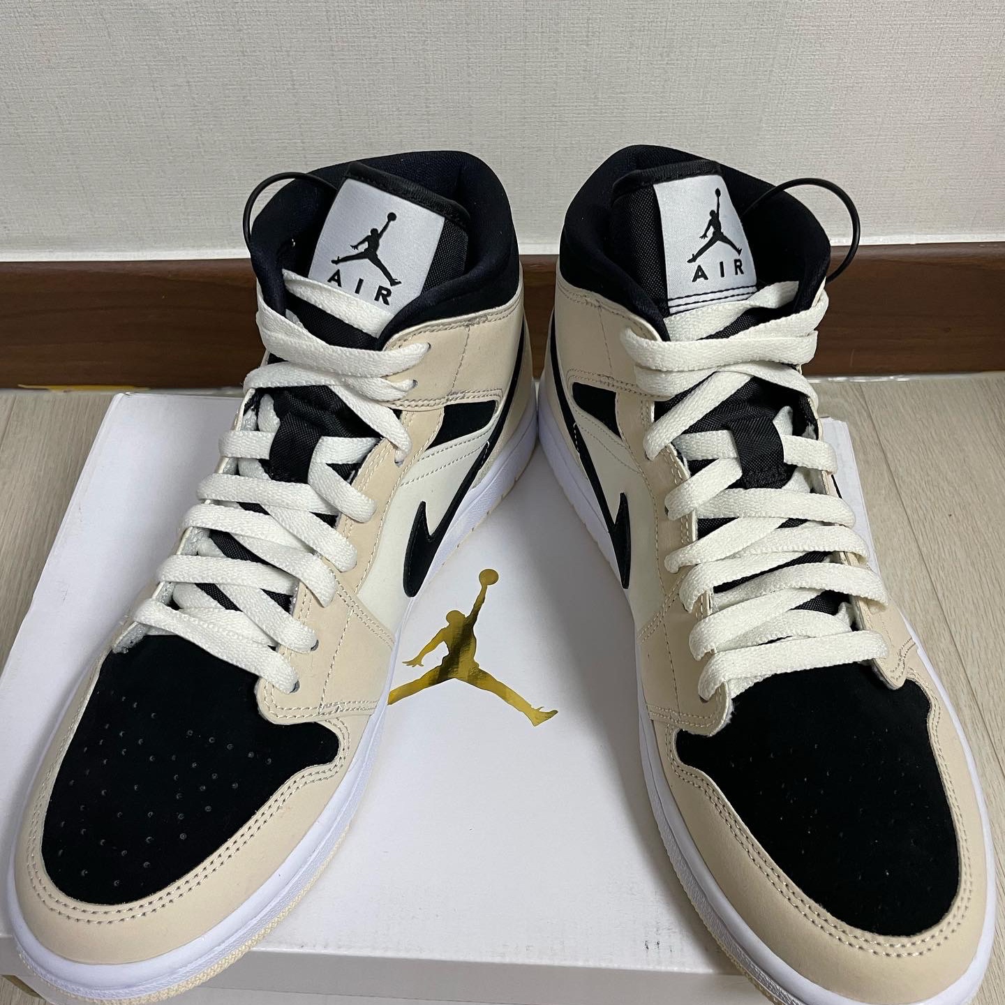 (W) Jordan 1 Mid Barely Orange 착용 스타일 - 1