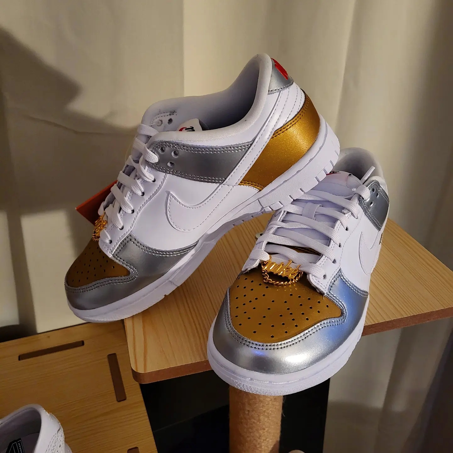 (W) Nike Dunk Low SE Heirloom, Jordan 1 Low Golf Triple White 착용 스타일 - 2