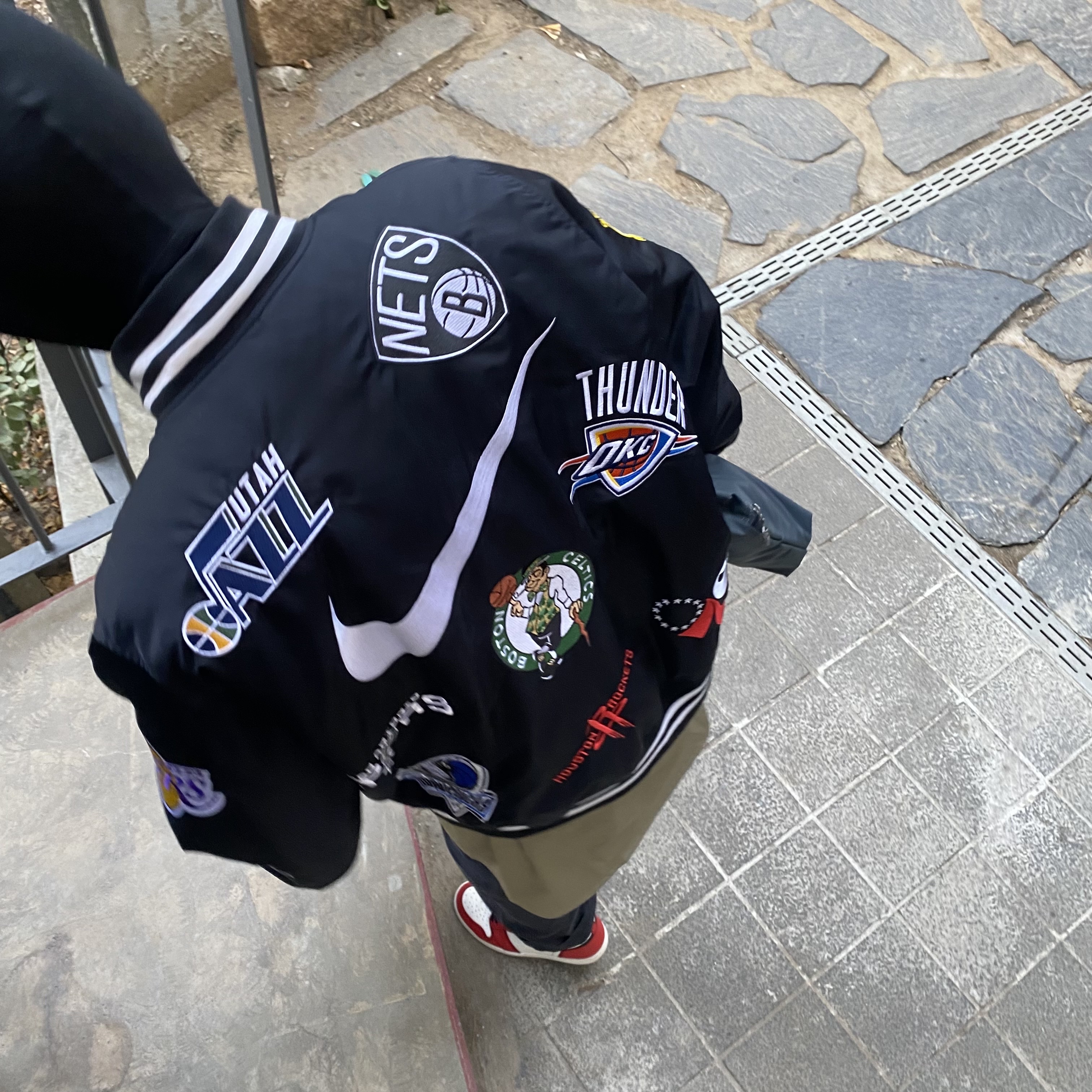Supreme x Nike NBA Teams Warm-Up Jacket Black - 18SS, Jordan 1 Retro High OG Defiant SB LA to Chicago 착용 스타일 - 2