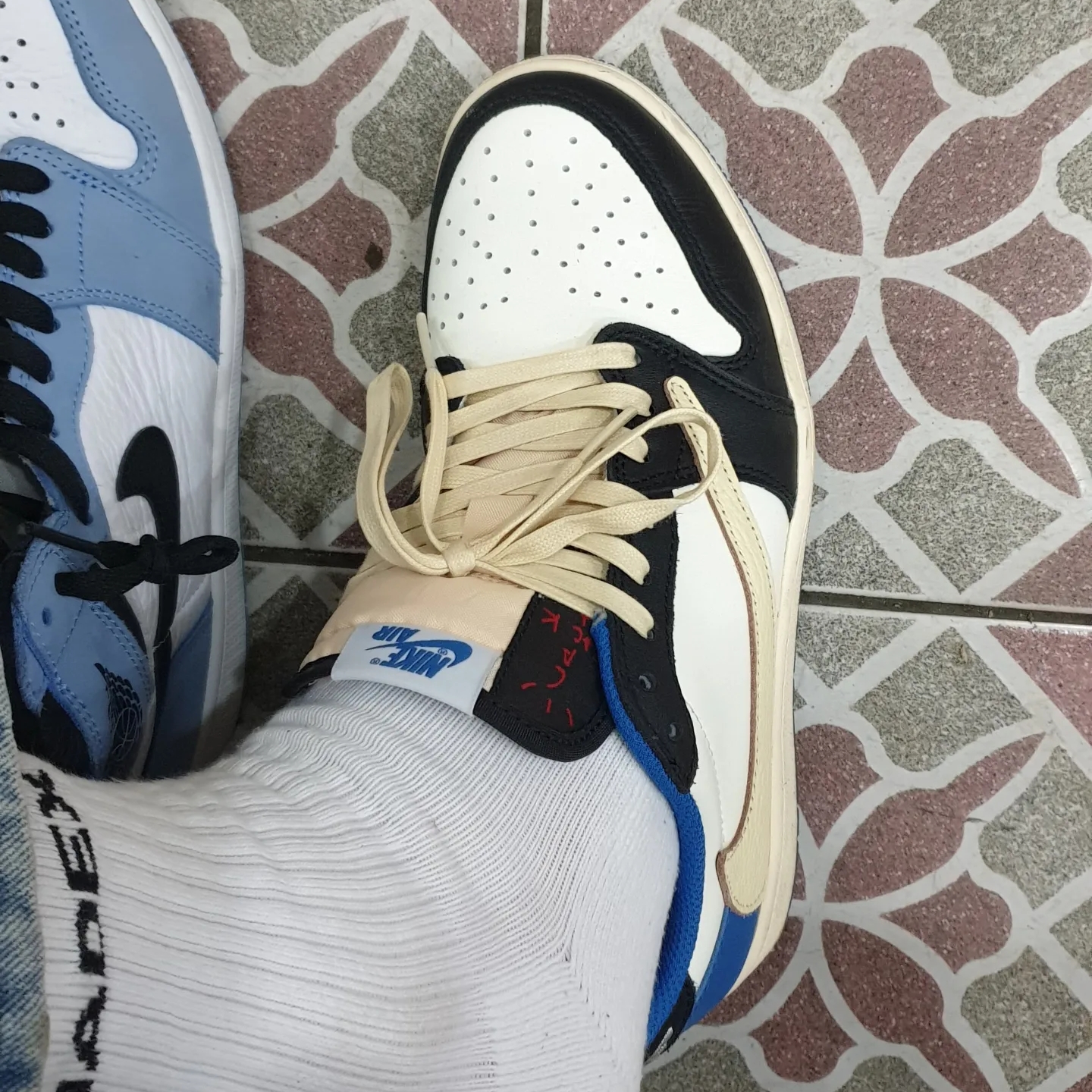 Jordan 1 x Travis Scott x Fragment Retro Low OG SP Military Blue, Jordan 1 Retro High OG University Blue 착용 스타일