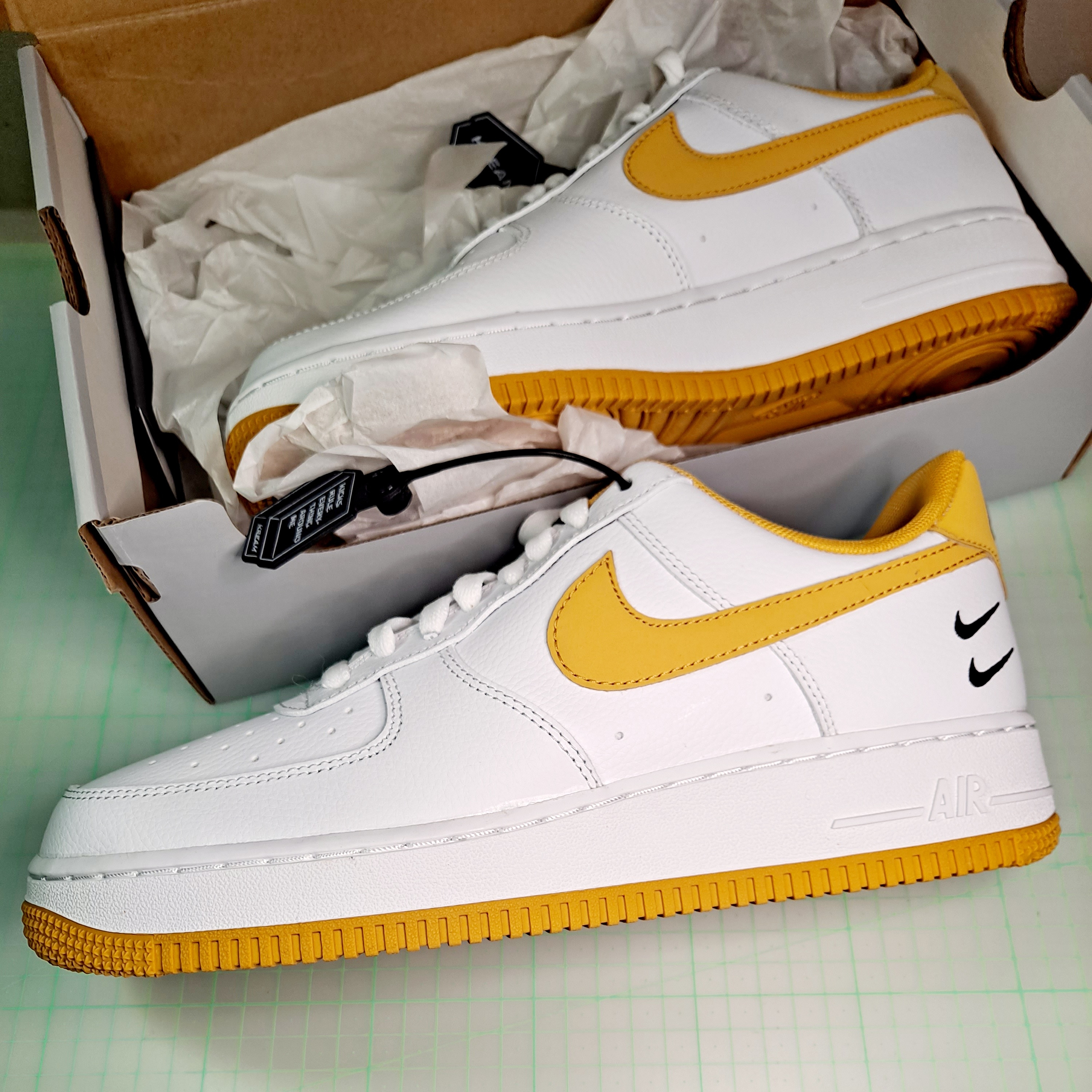 Nike Air Force 1 '07 LV8 Double Swoosh White Light Ginger 착용 스타일 - 4