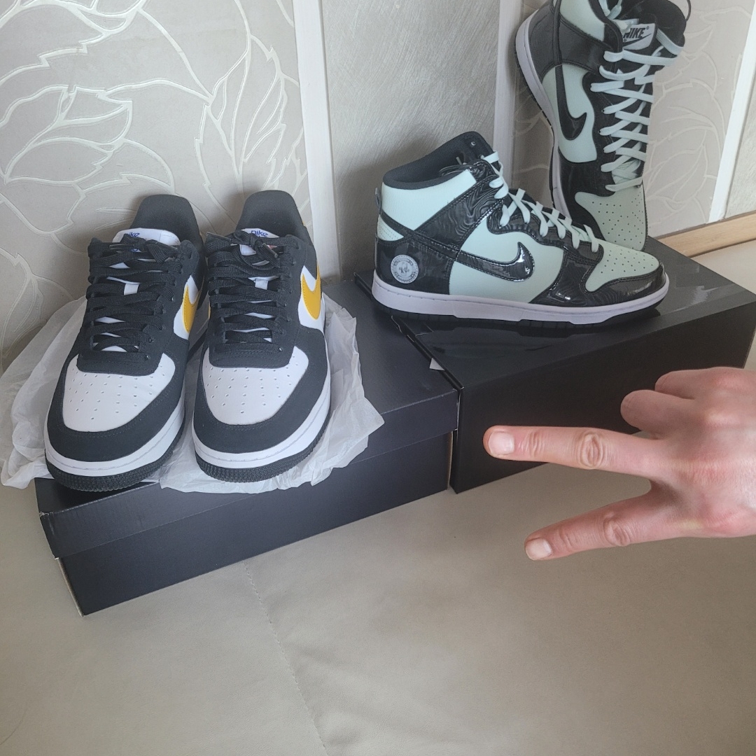 (GS) Nike Dunk High Barely Green, Nike Air Force 1 '07 LV8 Athletic Club Black Dark Sulfur 착용 스타일
