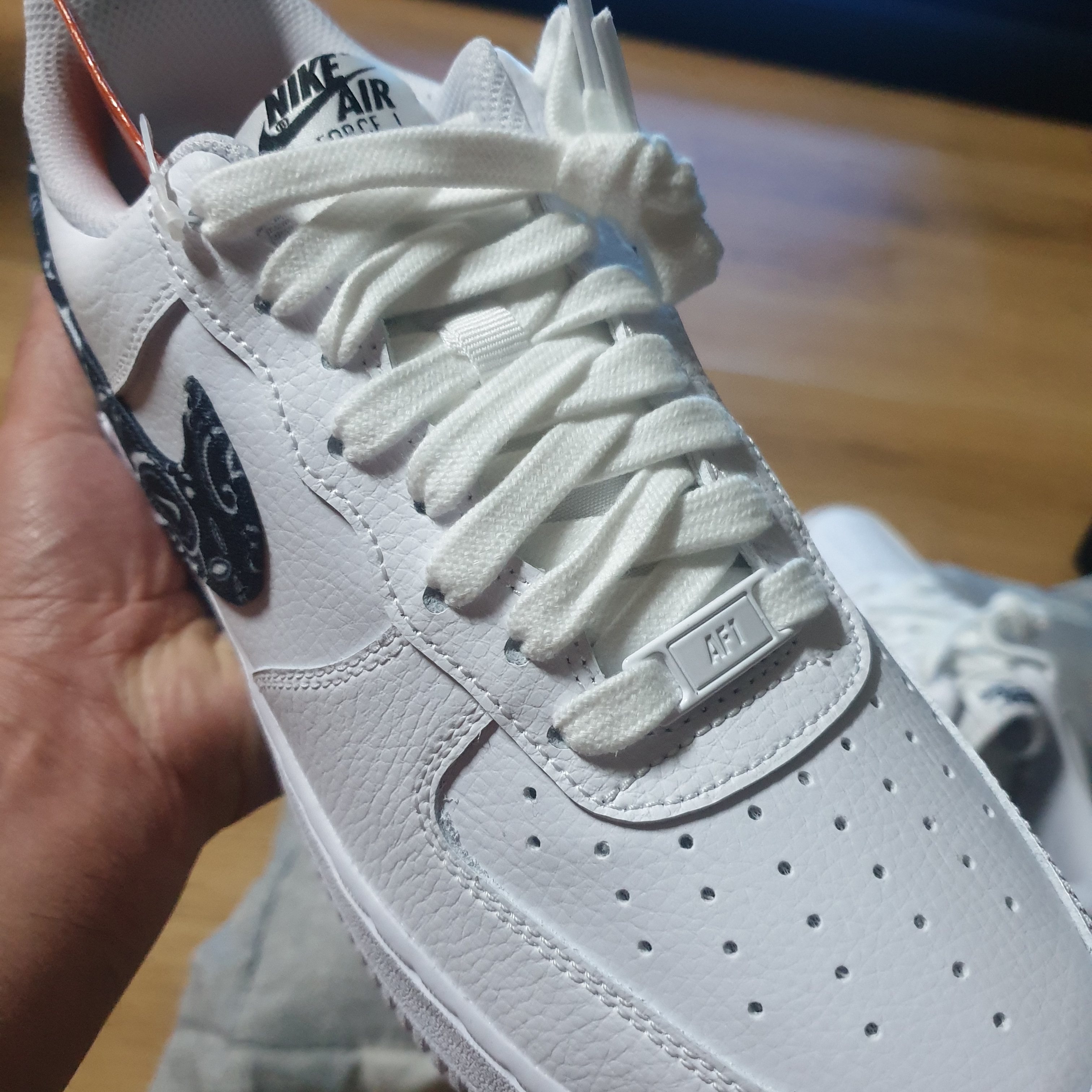 (W) Nike Air Force 1 '07 Essential Paisley Swoosh White Black 착용 스타일 - 3
