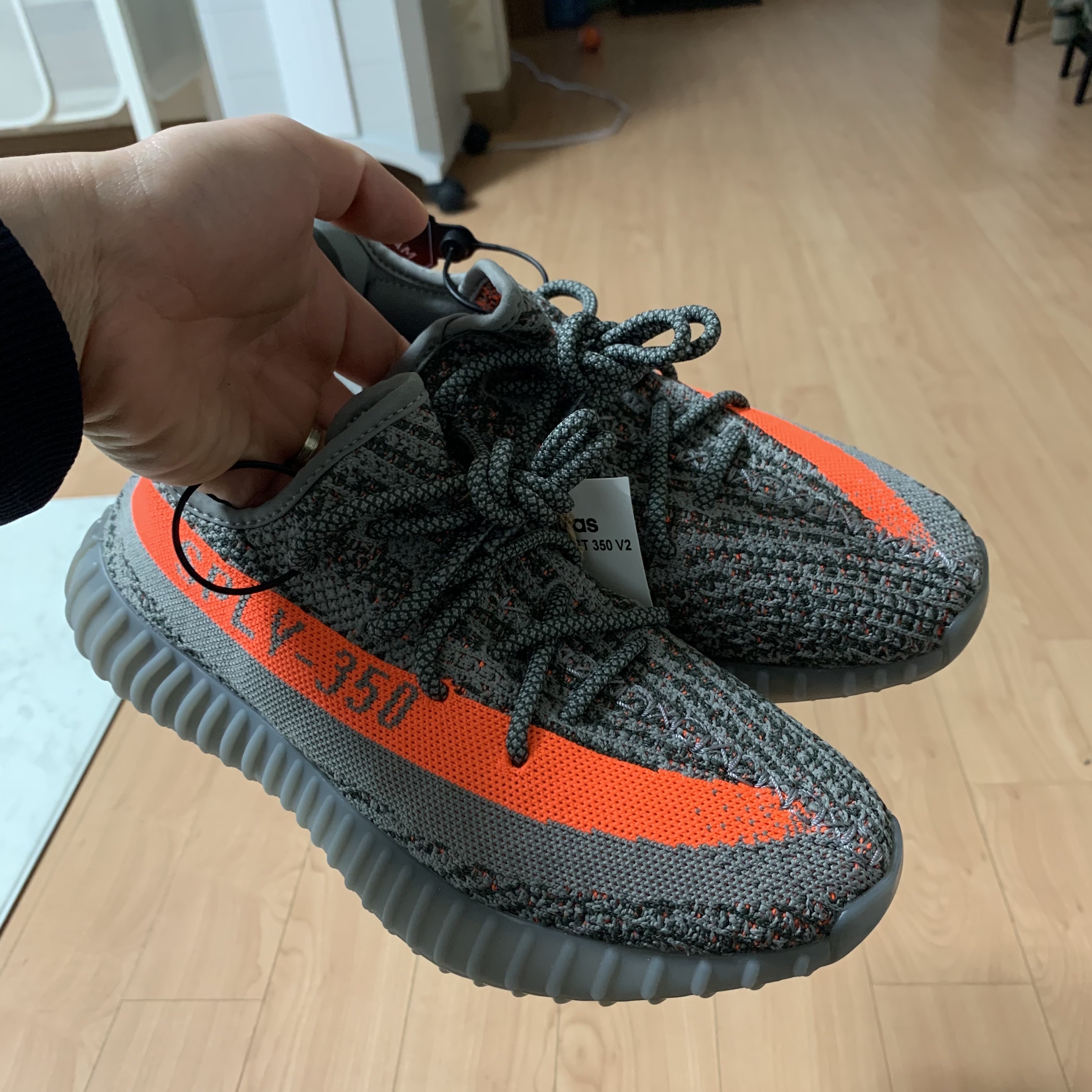Adidas Yeezy Boost 350 V2 Beluga - Reflective 착용 스타일