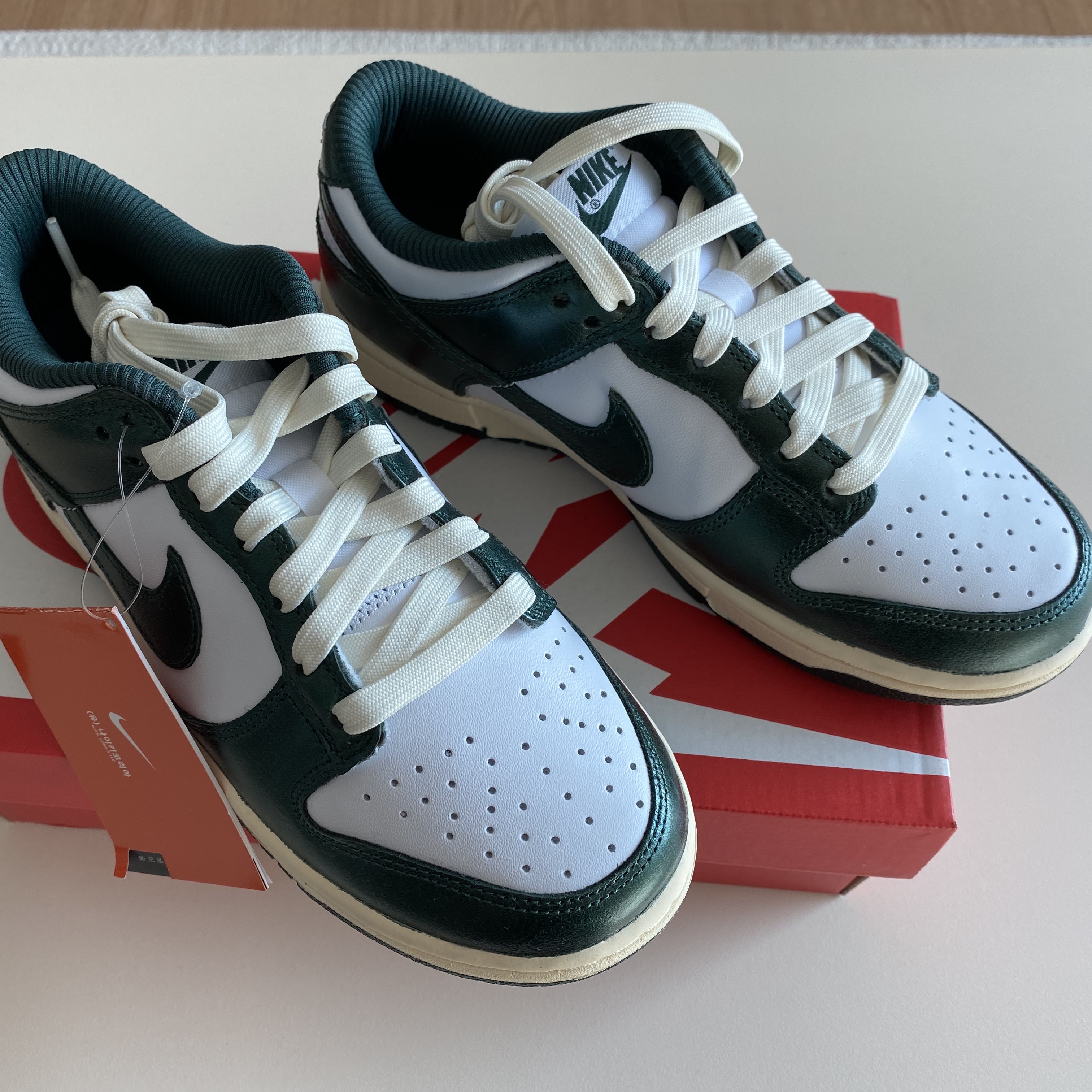 (W) Nike Dunk Low Vintage Green 착용 스타일 - 2