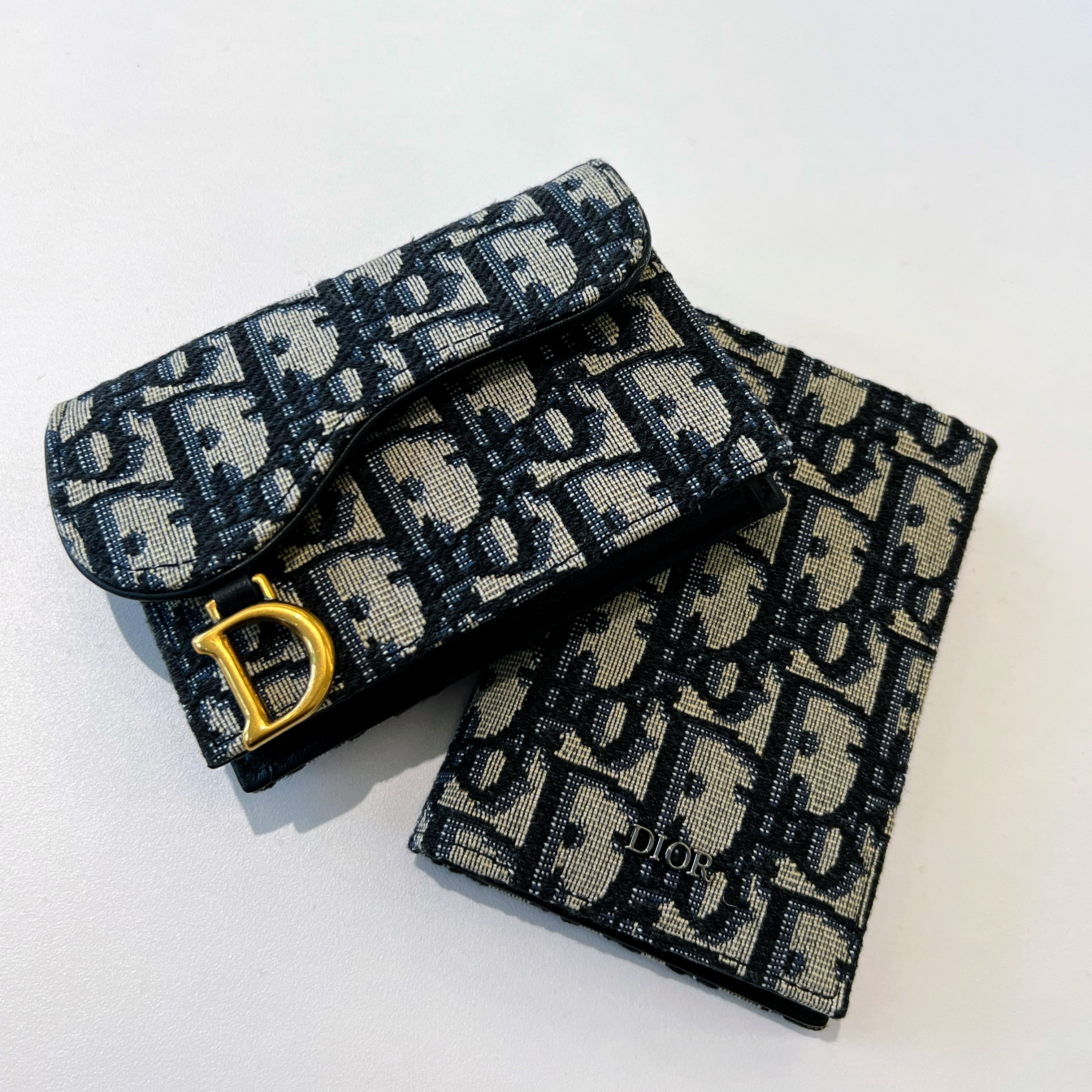 Dior Bi-Fold Card Holder Beige & Black Dior Oblique Jacquard, Dior Saddle Flap Card Holder Blue Dior Oblique Jacquard 착용 스타일 - 3