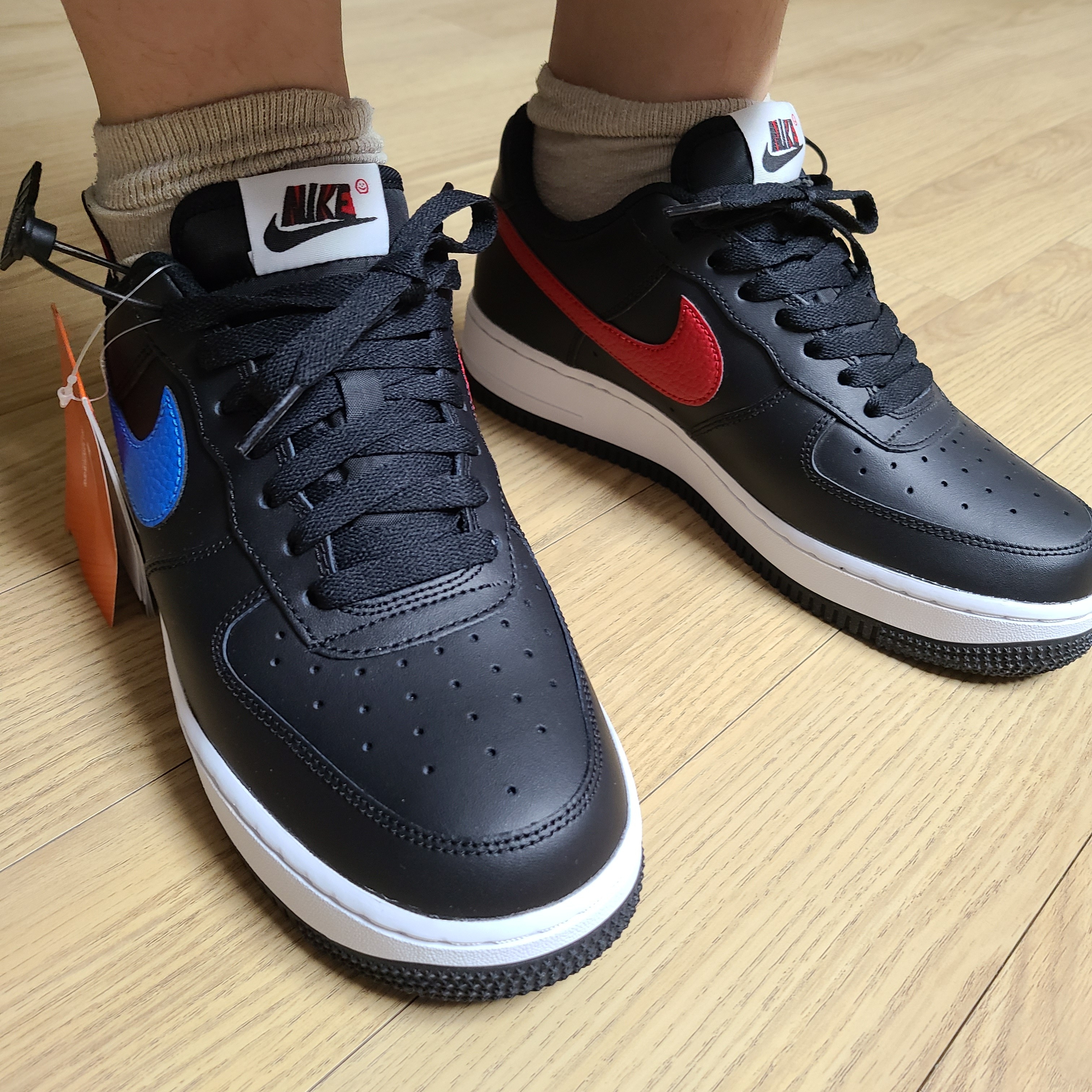Nike Air Force 1 '07 Mismatch Swooshes Black 착용 스타일