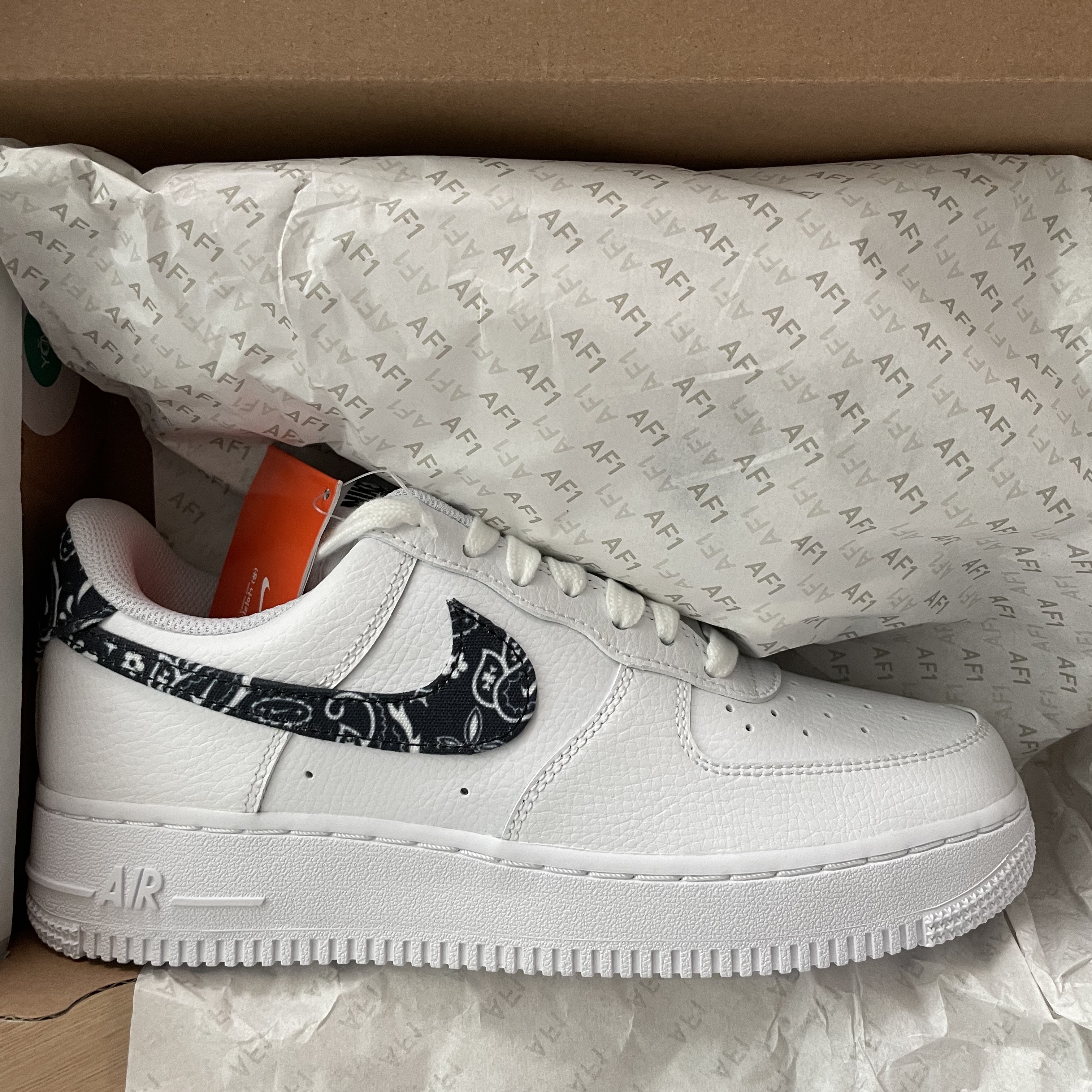 (W) Nike Air Force 1 '07 Essential Paisley Swoosh White Black 착용 스타일