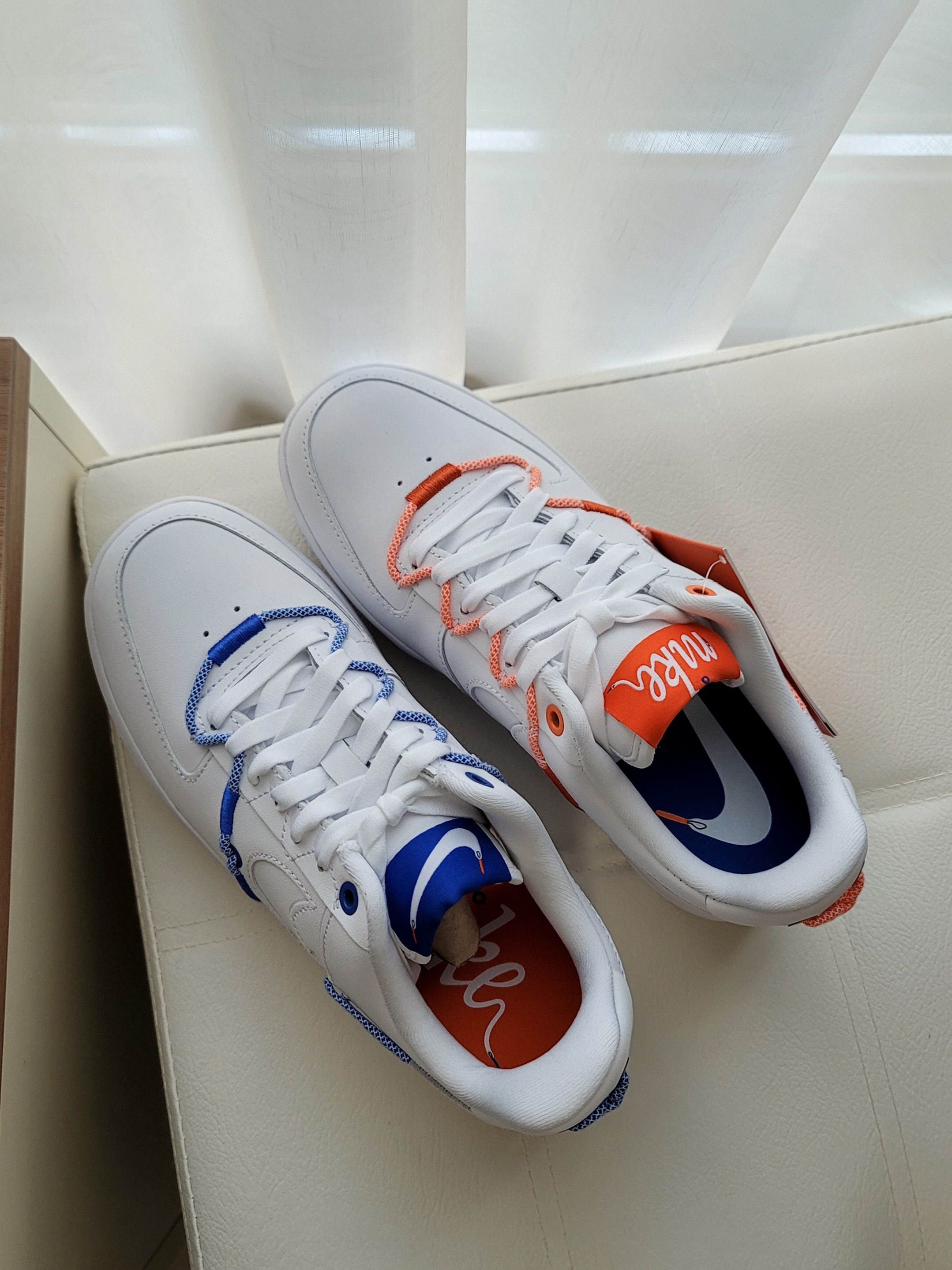 (W) Nike Air Force 1 '07 LX White Safety Orange 착용 스타일 - 1