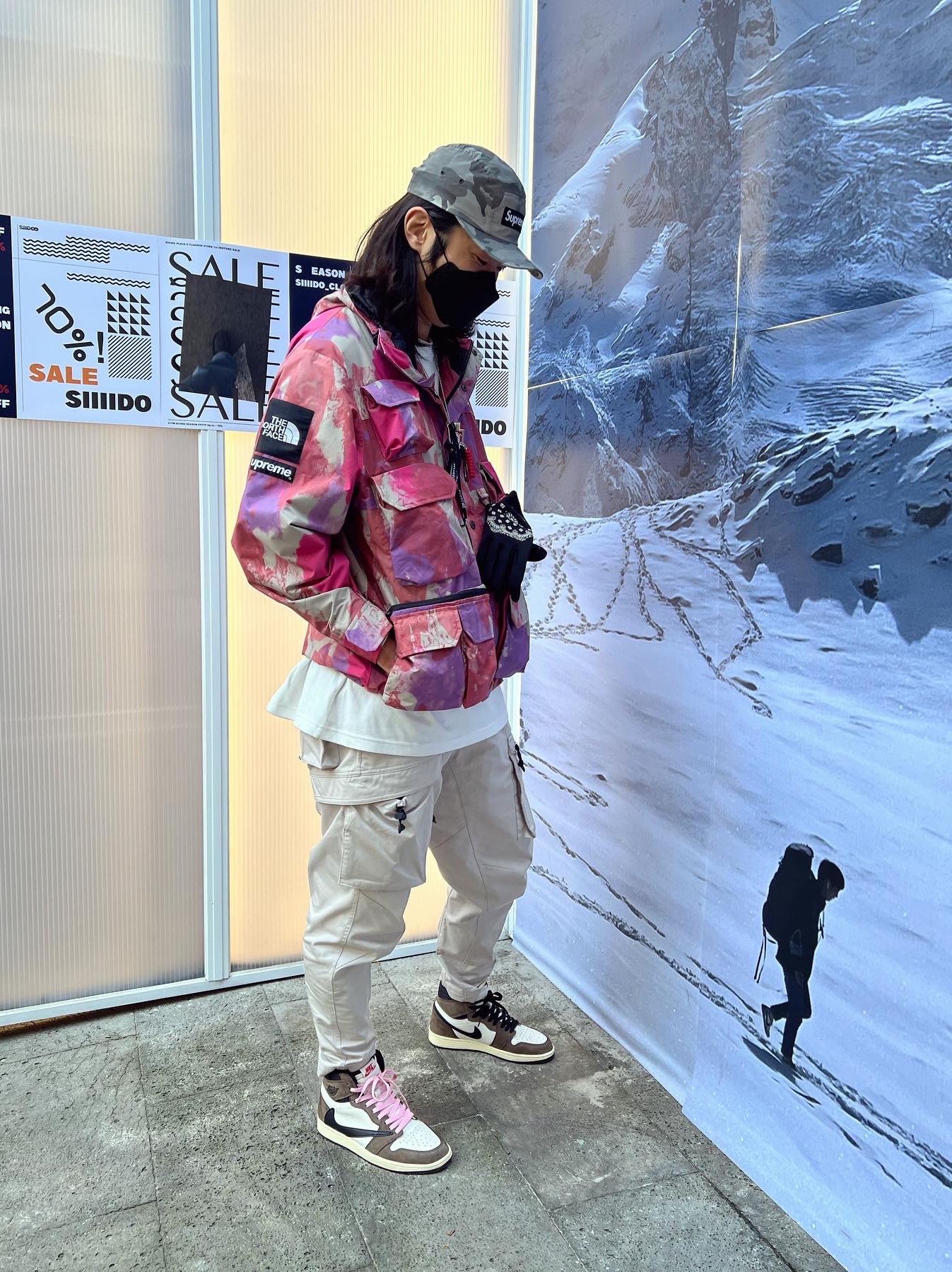 Supreme x The North Face Cargo Jacket Multi-Color - 20SS, Jordan 1 x Travis Scott Retro High OG SP Mocha 착용 스타일 - 5