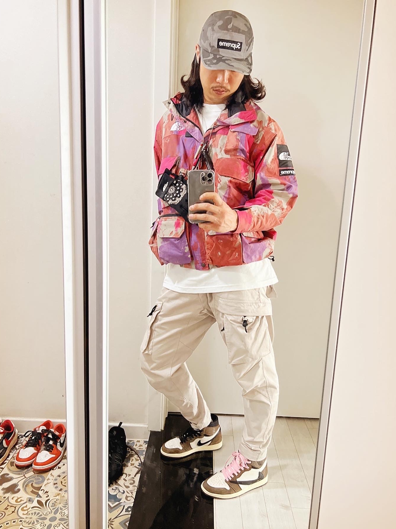 Supreme x The North Face Cargo Jacket Multi-Color - 20SS, Jordan 1 x Travis Scott Retro High OG SP Mocha 착용 스타일 - 1