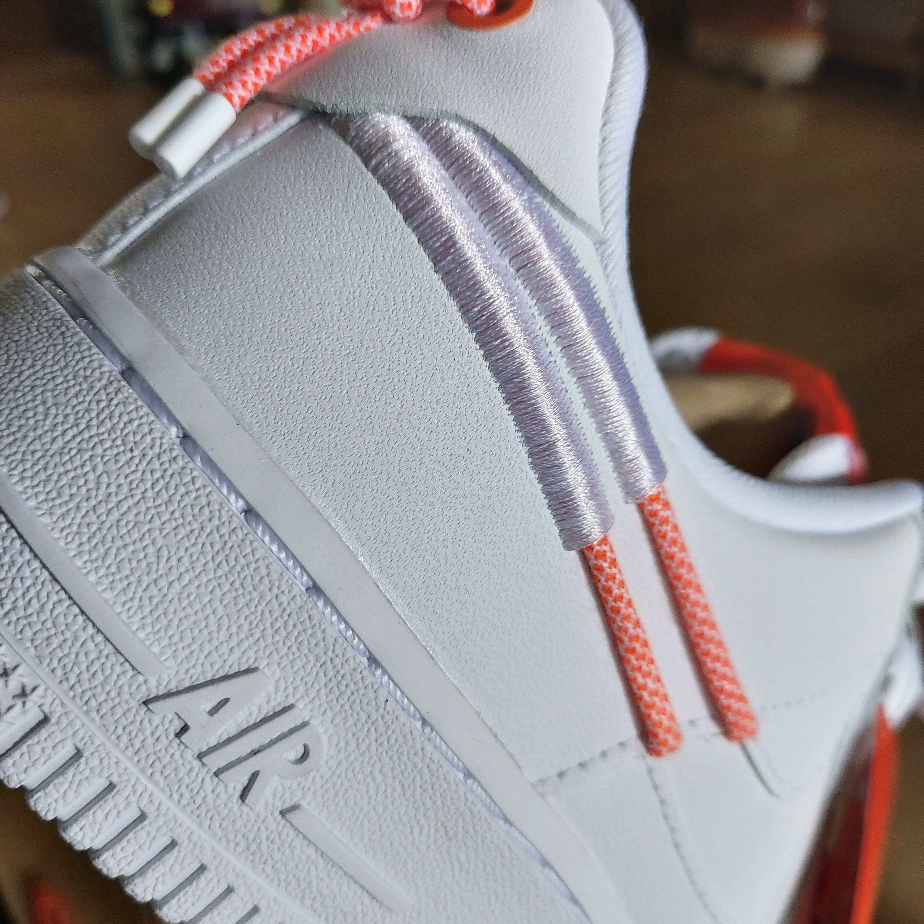 (W) Nike Air Force 1 '07 LX White Safety Orange 착용 스타일 - 2