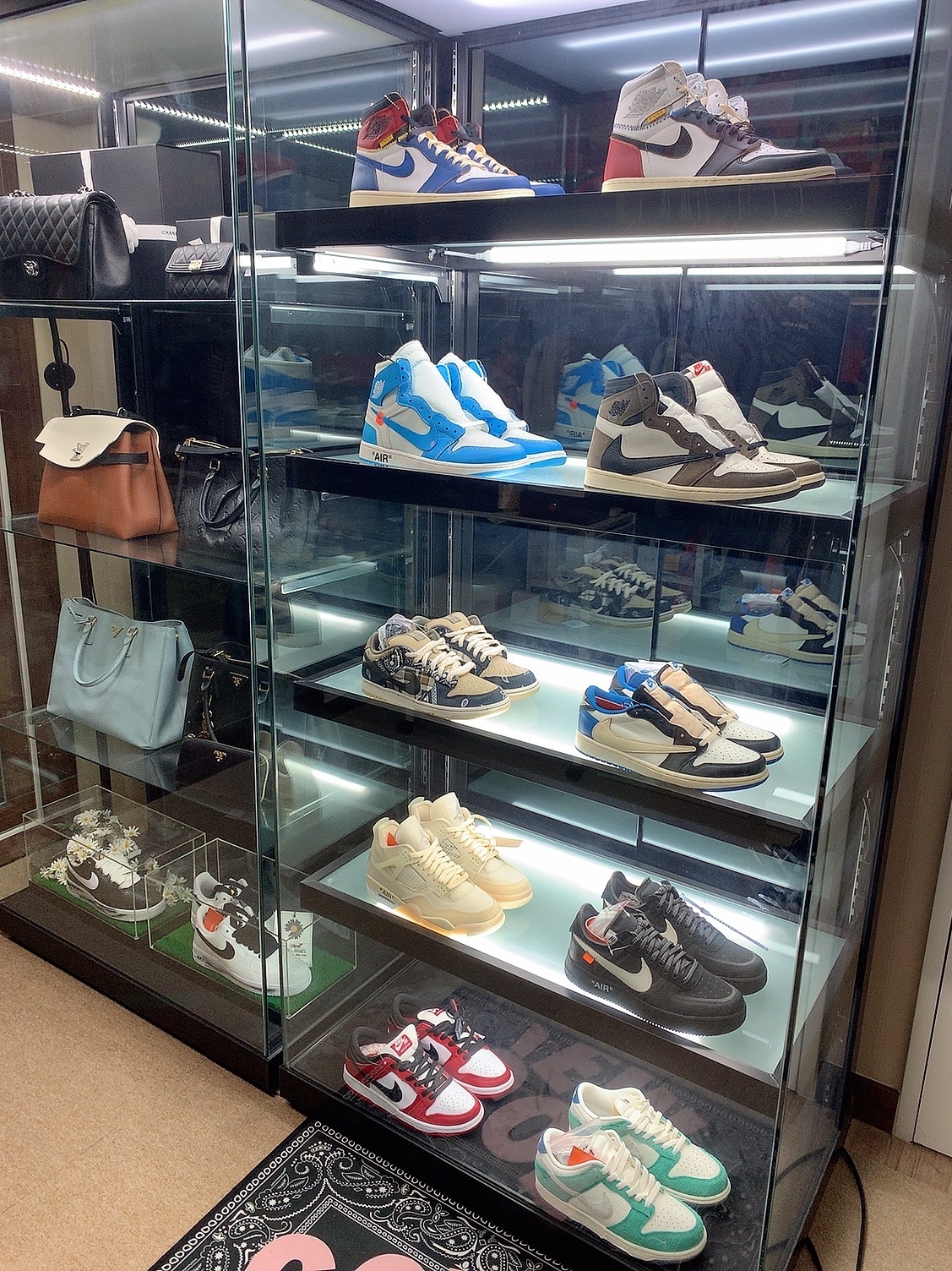 Jordan 1 x Travis Scott x Fragment Retro Low OG SP Military Blue, Jordan 1 x Travis Scott Retro High OG SP Mocha 착용 스타일 - 4