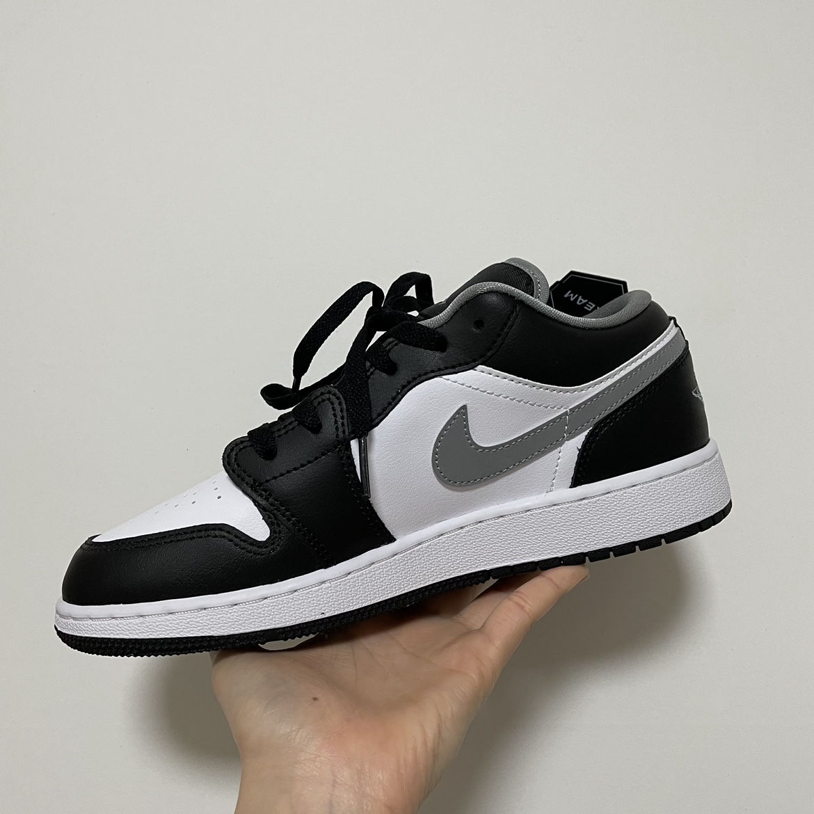 (GS) Jordan 1 Low Black Particle Grey, Jordan 1 Low Black Particle Grey 착용 스타일 - 3