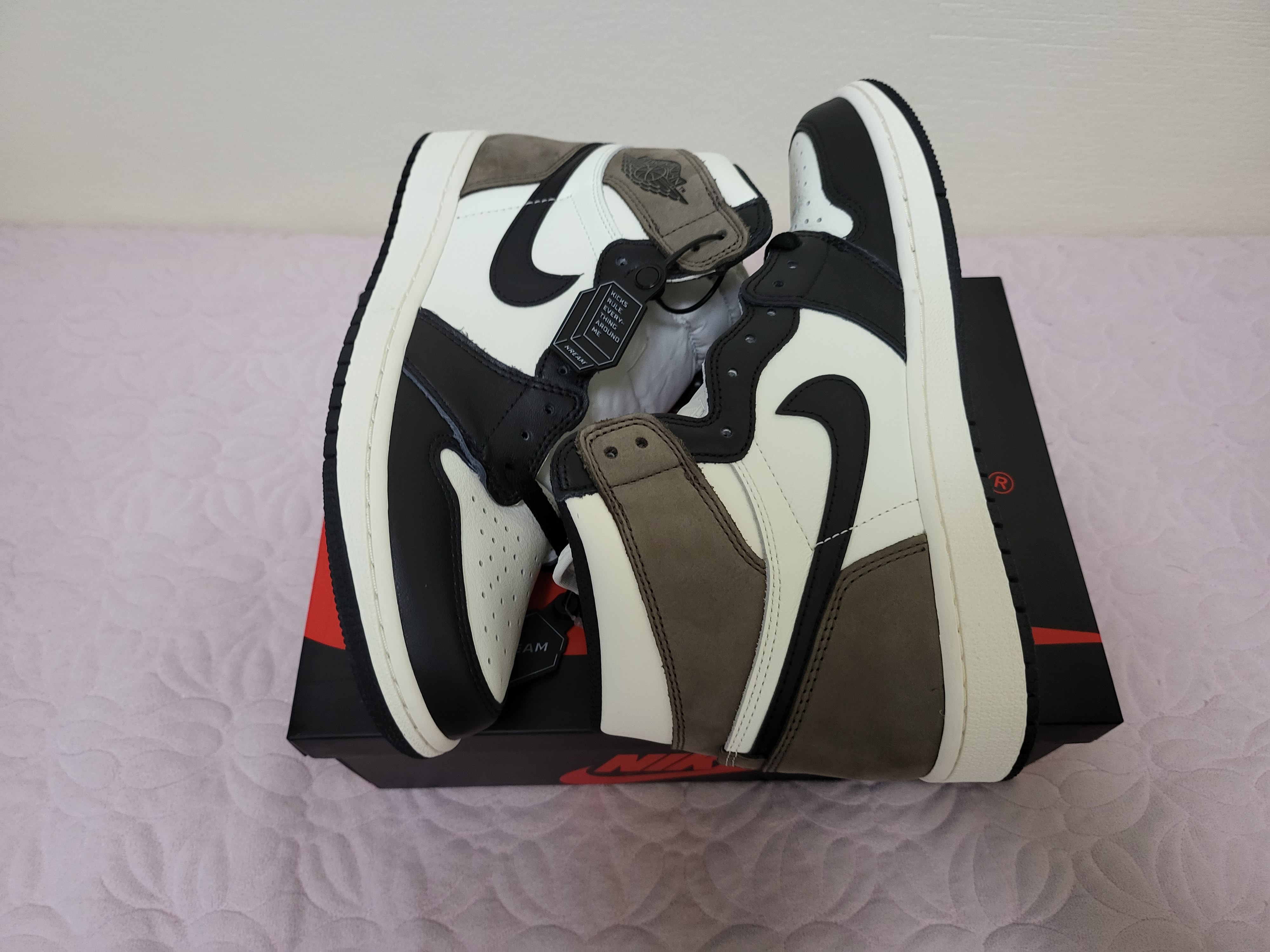 Jordan 1 Retro High OG Black Mocha 착용 스타일 - 1