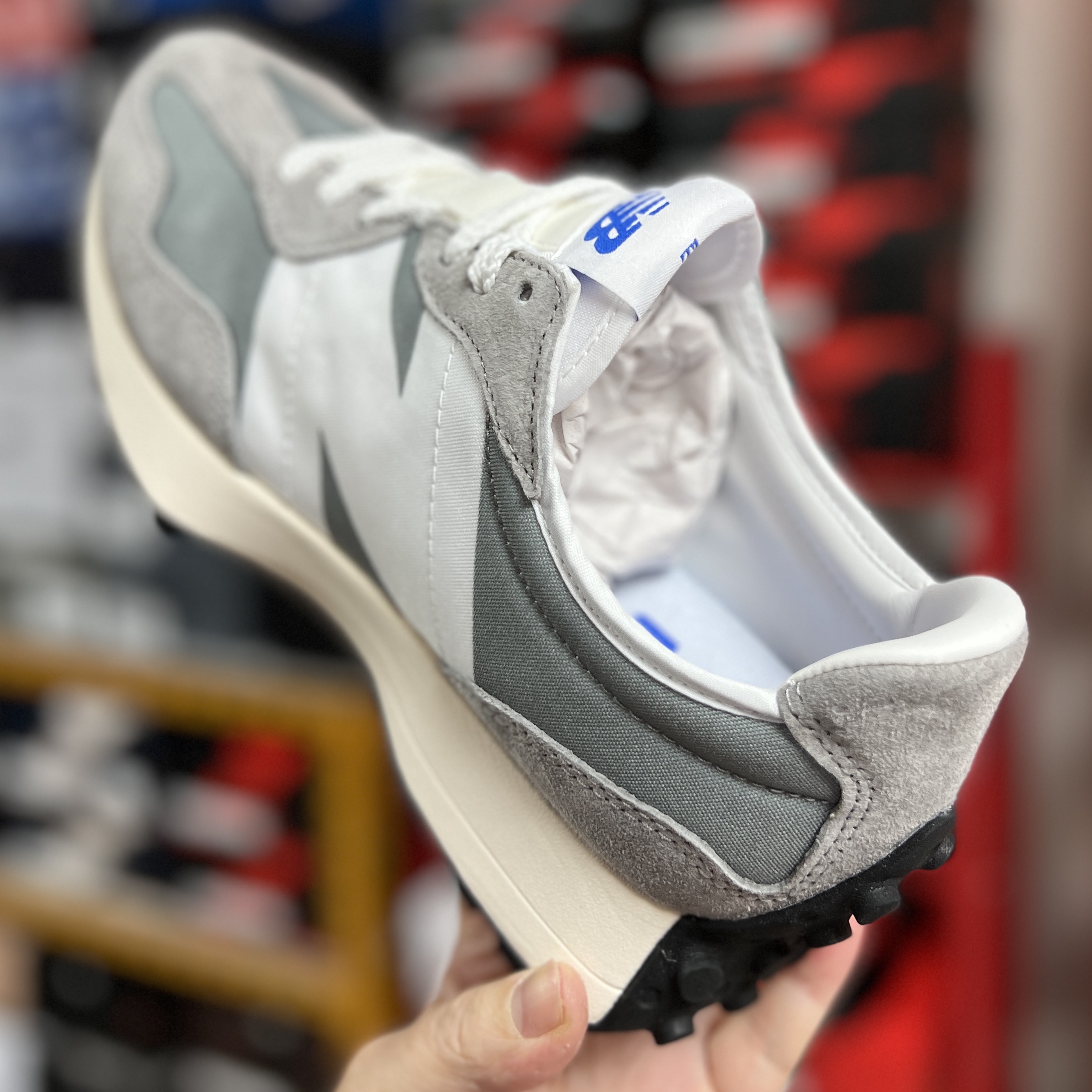 New Balance 327 Grey 착용 스타일 - 2
