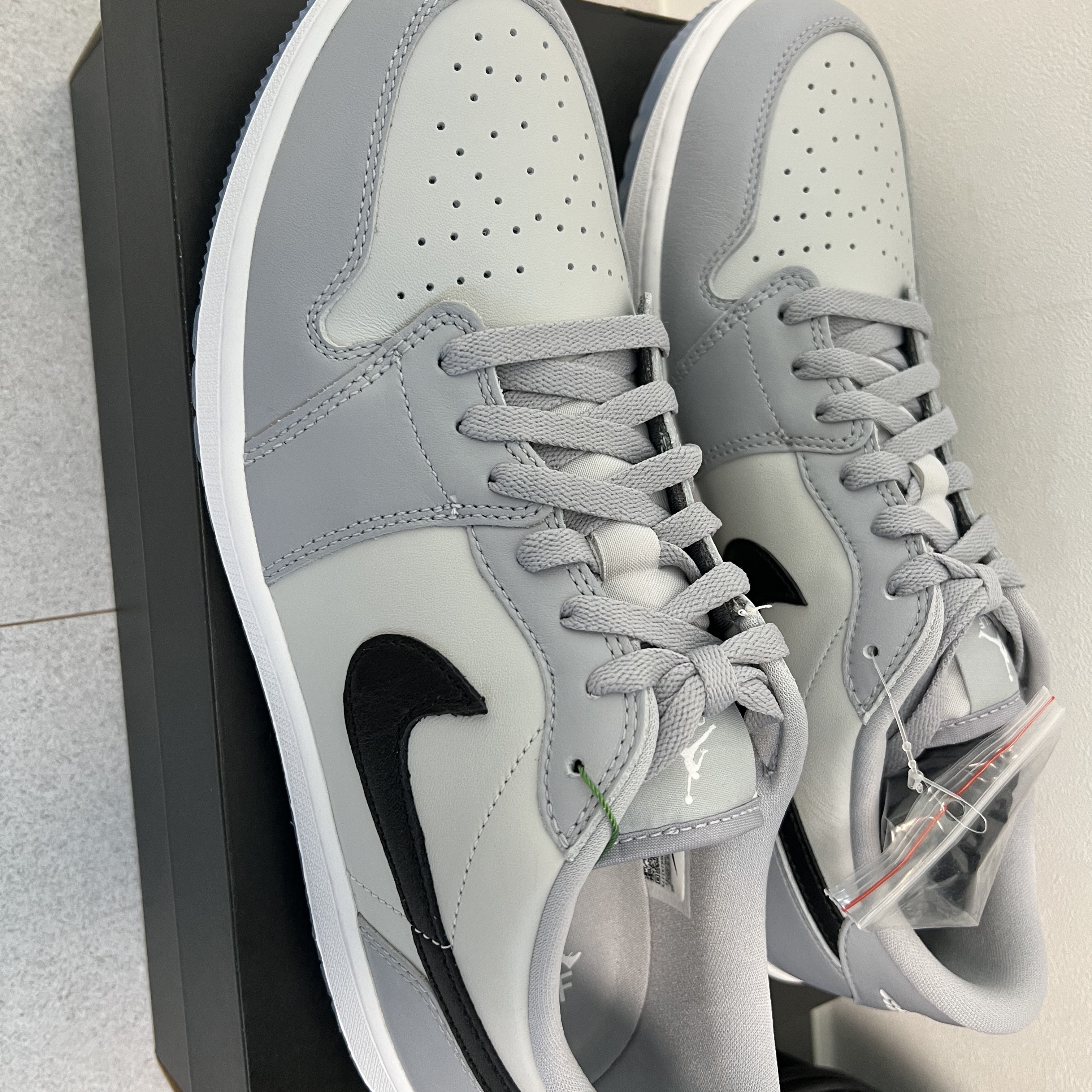 Jordan 1 Low Golf Wolf Grey 착용 스타일 - 1