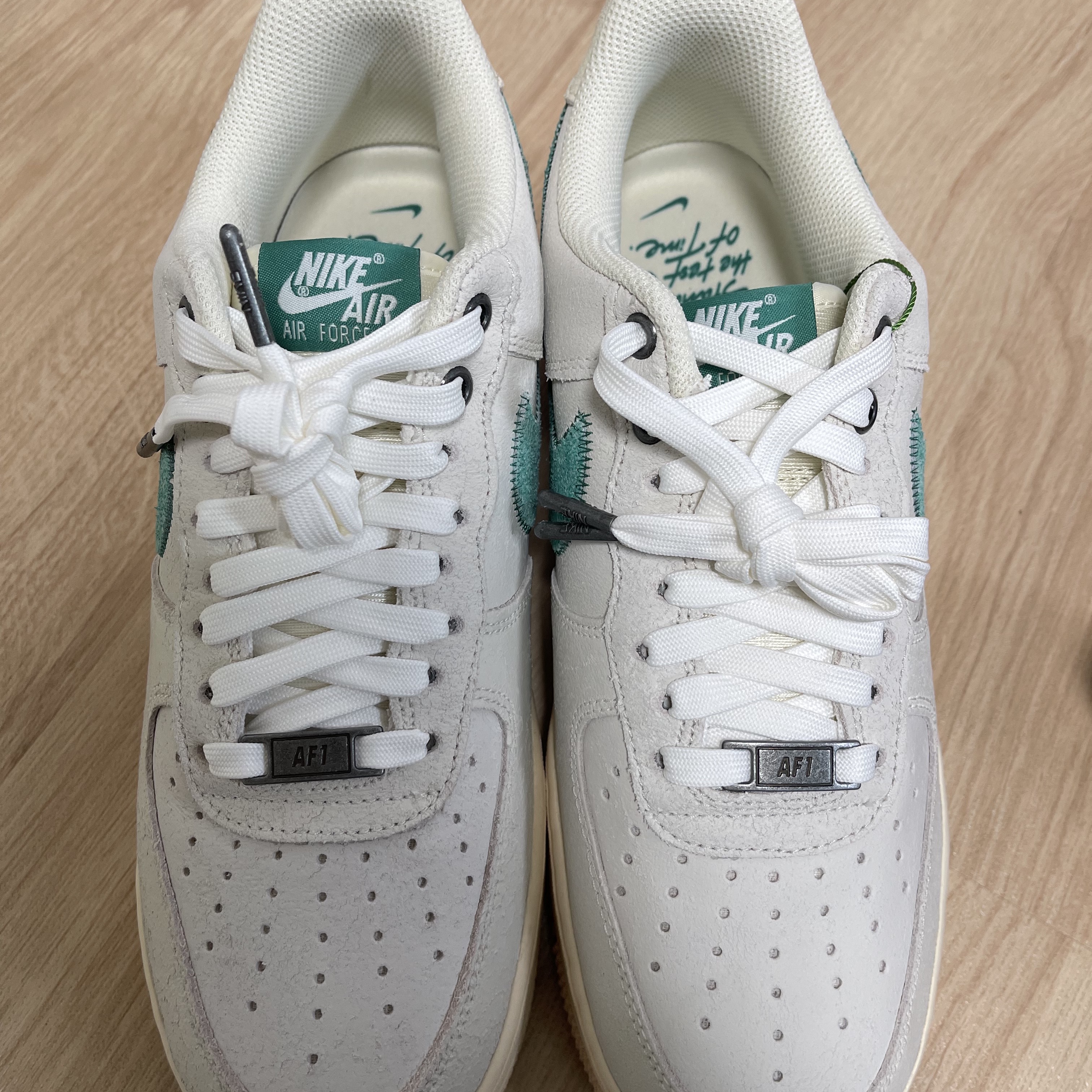 Jordan 1 x A Ma Maniere Retro High OG SP Sail and Burgundy, Nike Air Force 1 Low Test of Time 착용 스타일 - 4
