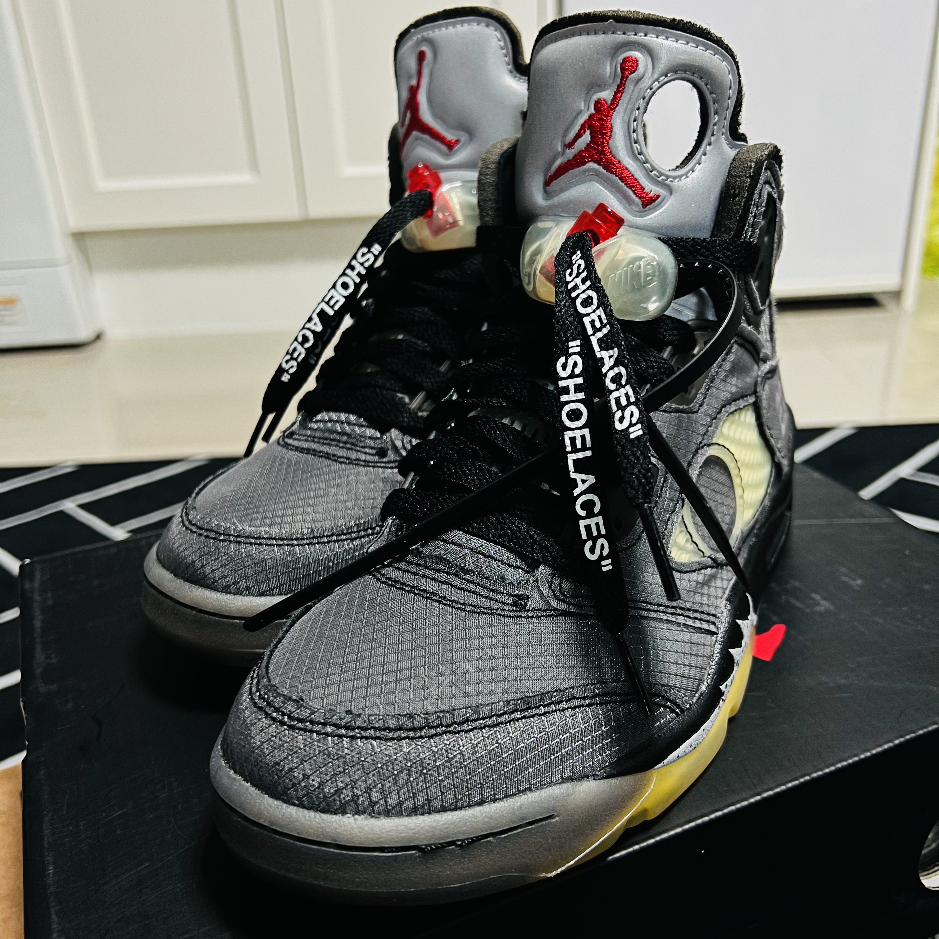 Jordan 5 x Off-White Retro SP Black Muslin 착용 스타일