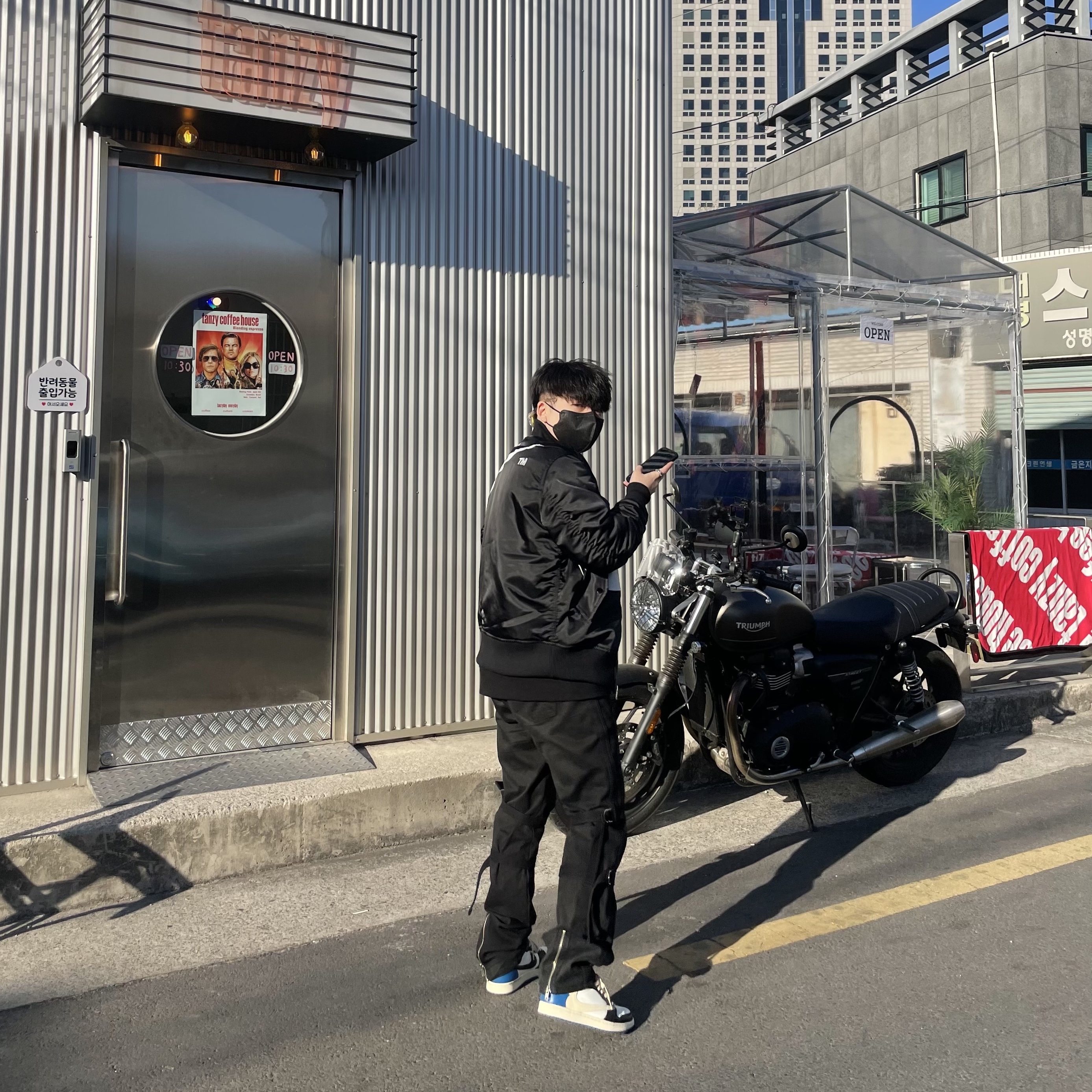 Jordan 1 x Travis Scott x Fragment Retro Low OG SP Military Blue, Nike NSW Swoosh Therma-Fit Bomber Black - Asia 착용 스타일 - 1