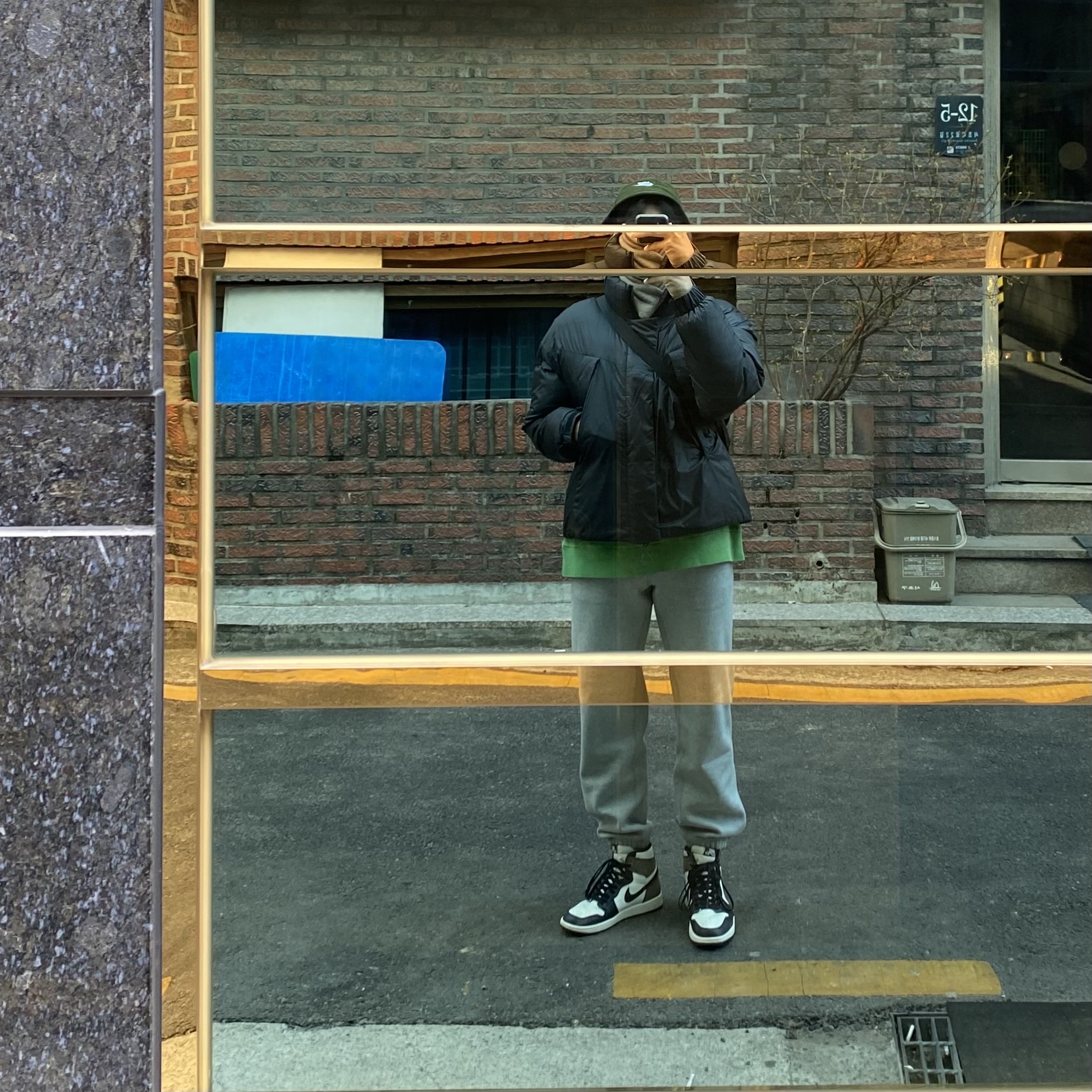 Nike Futura Corduroy Bucket Rough Green, Nike NRG Solo Swoosh Fleece Pants Dark Grey Heather - US/EU 착용 스타일 - 1