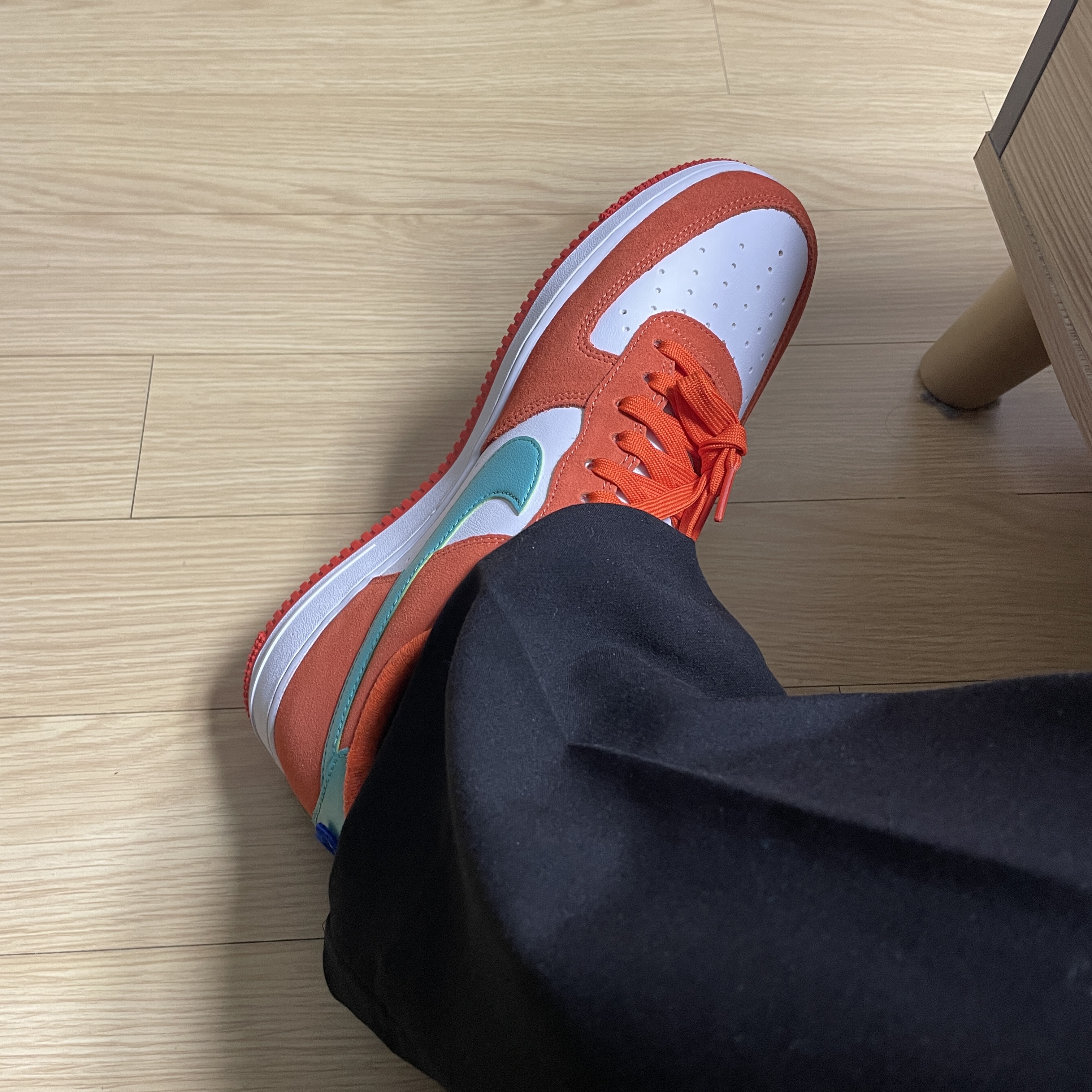 Nike Air Force 1 '07 LV8 Athletic Club Rush Orange Washed Teal 착용 스타일 - 1