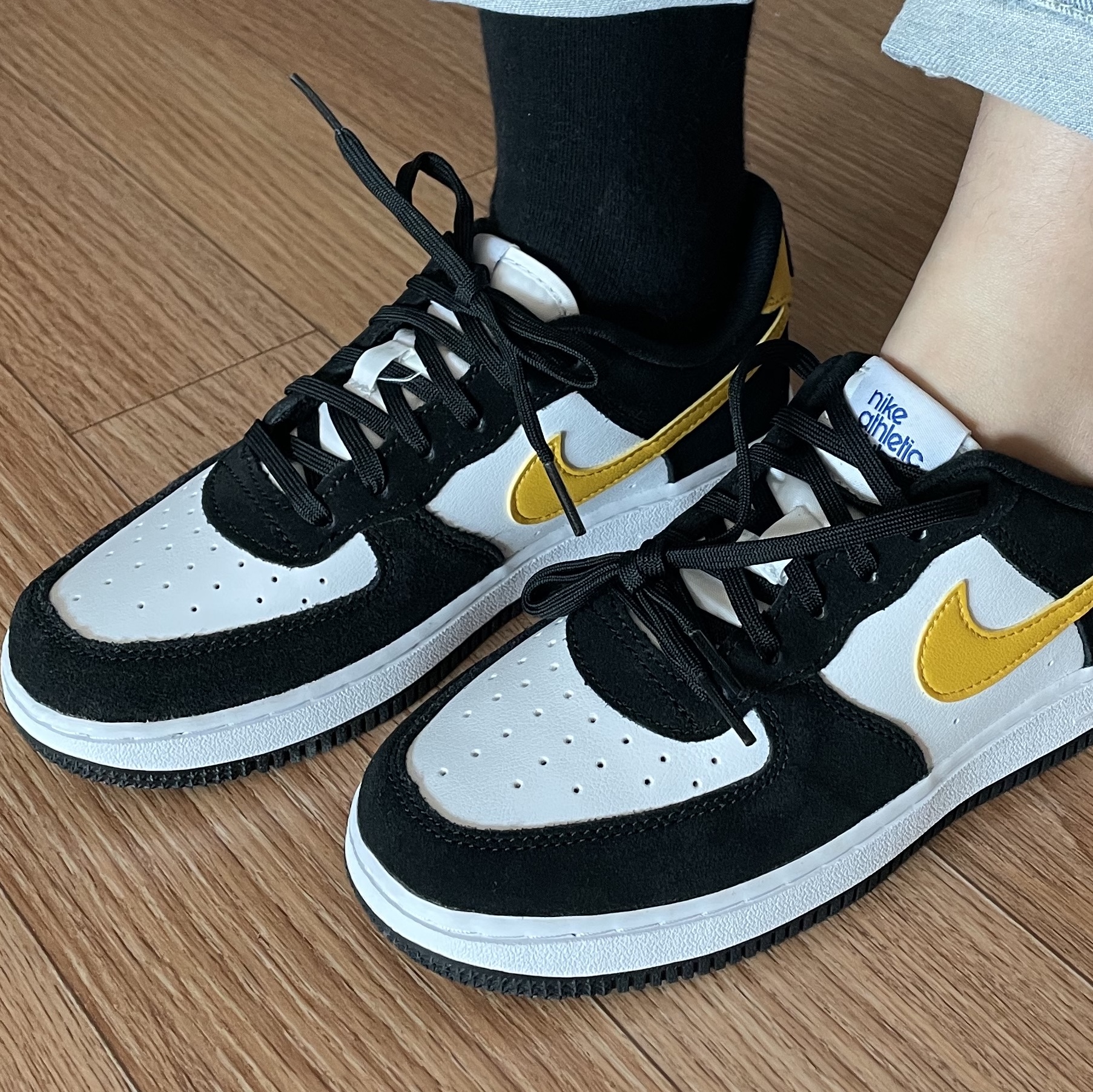 Nike Air Force 1 '07 LV8 Athletic Club Black Dark Sulfur 착용 스타일 - 2