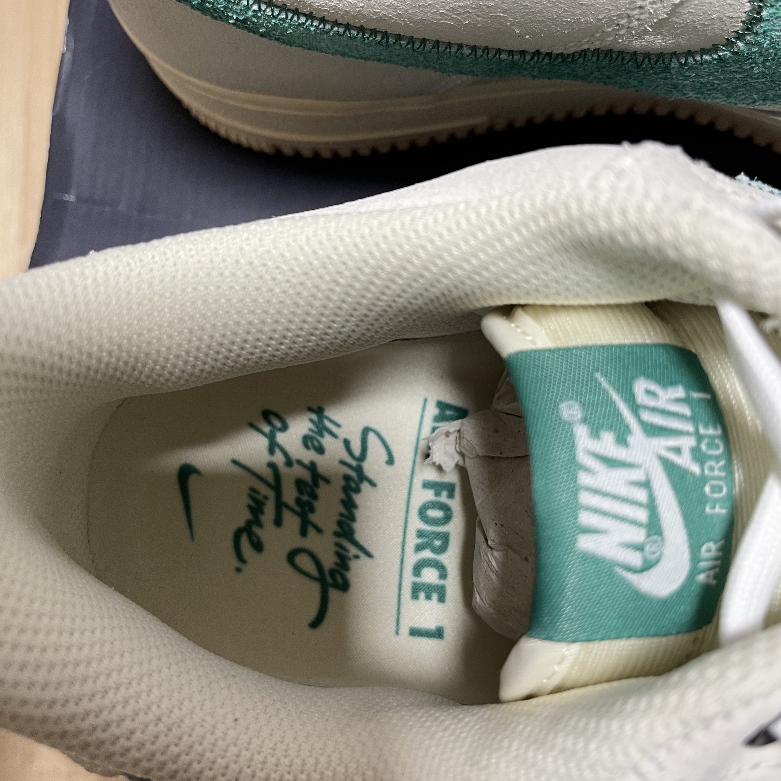 Jordan 1 x A Ma Maniere Retro High OG SP Sail and Burgundy, Nike Air Force 1 Low Test of Time 착용 스타일 - 5