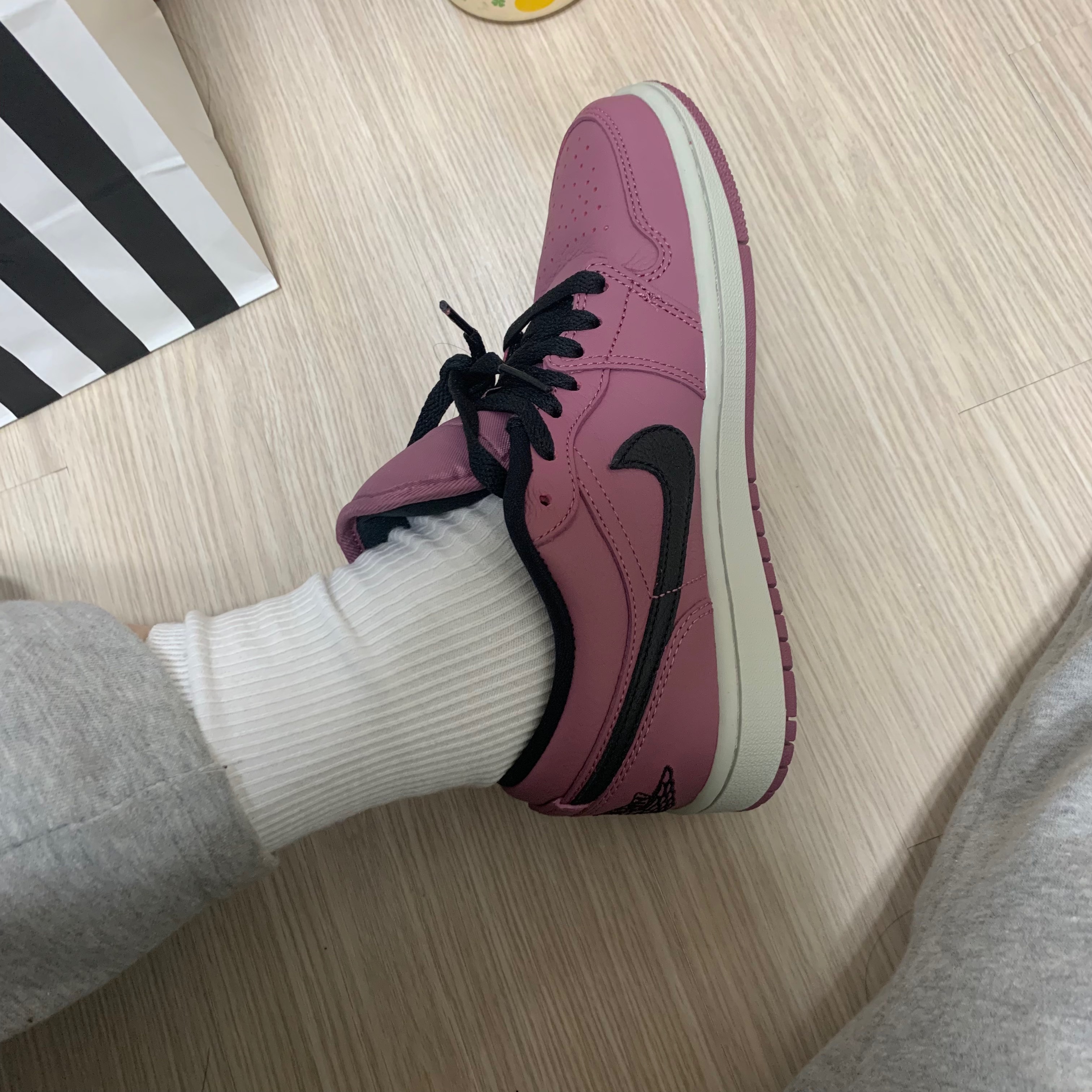 (W) Jordan 1 Low SE Light Mulberry 착용 스타일 - 1
