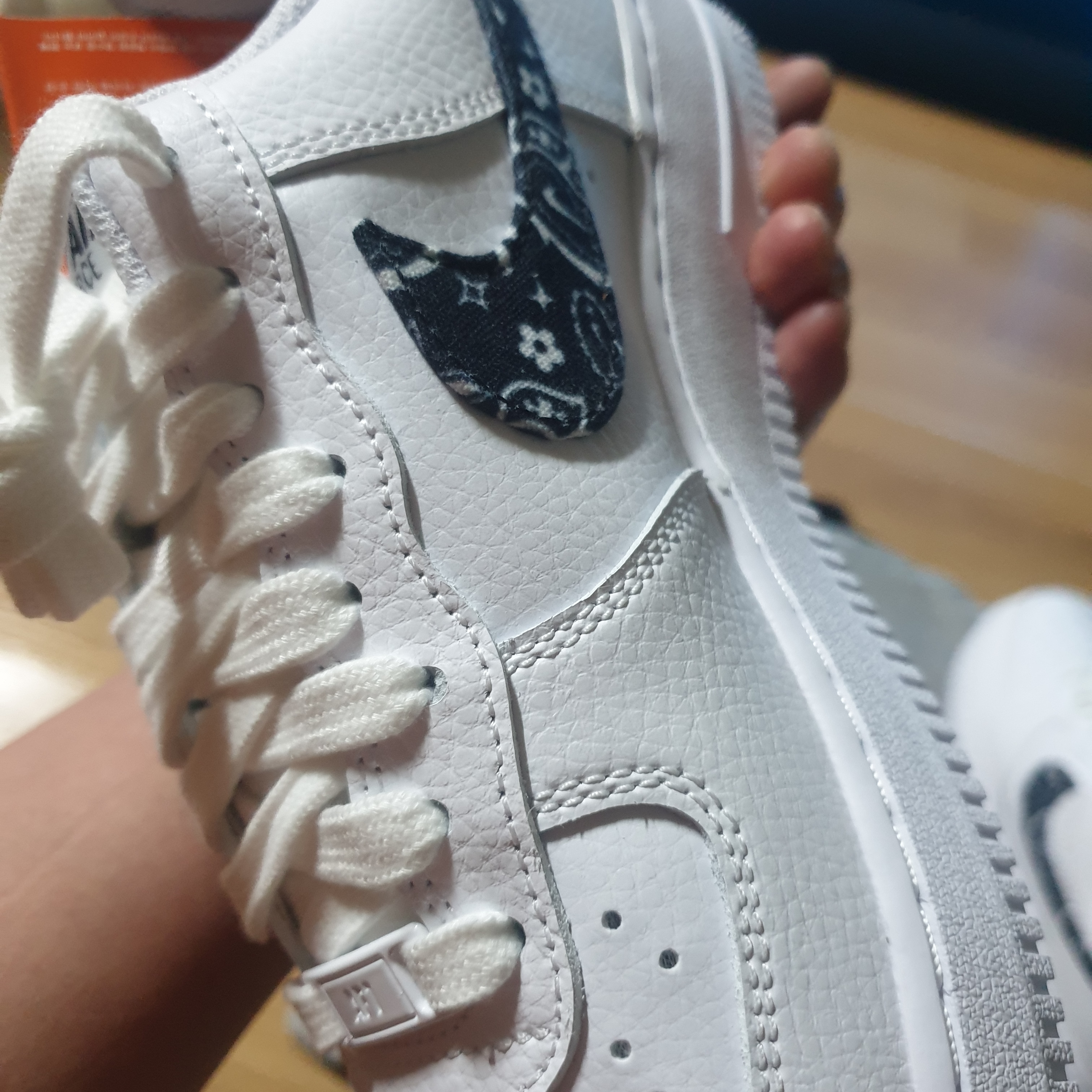 (W) Nike Air Force 1 '07 Essential Paisley Swoosh White Black 착용 스타일 - 2