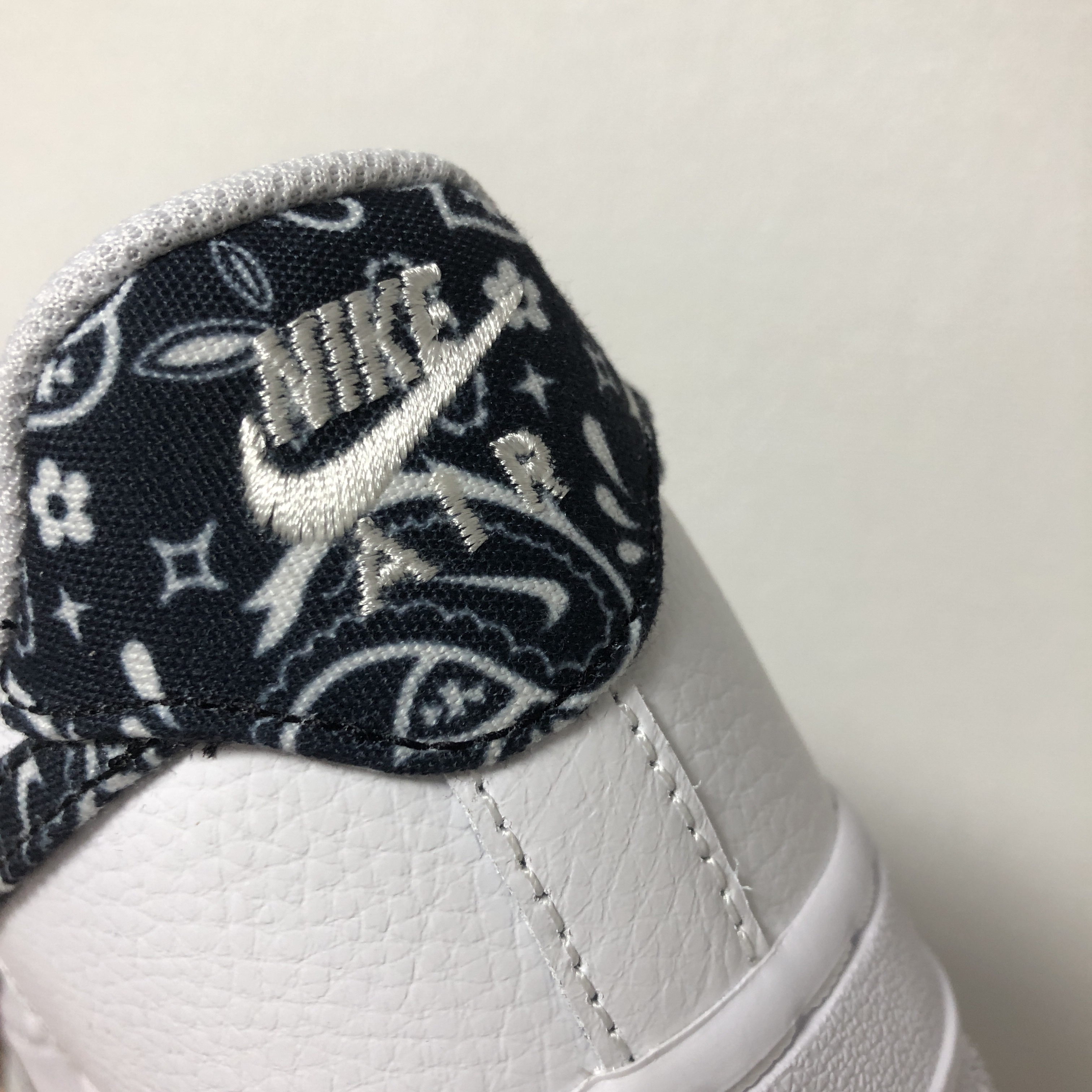 (W) Nike Air Force 1 '07 Essential Paisley Swoosh White Black 착용 스타일 - 1