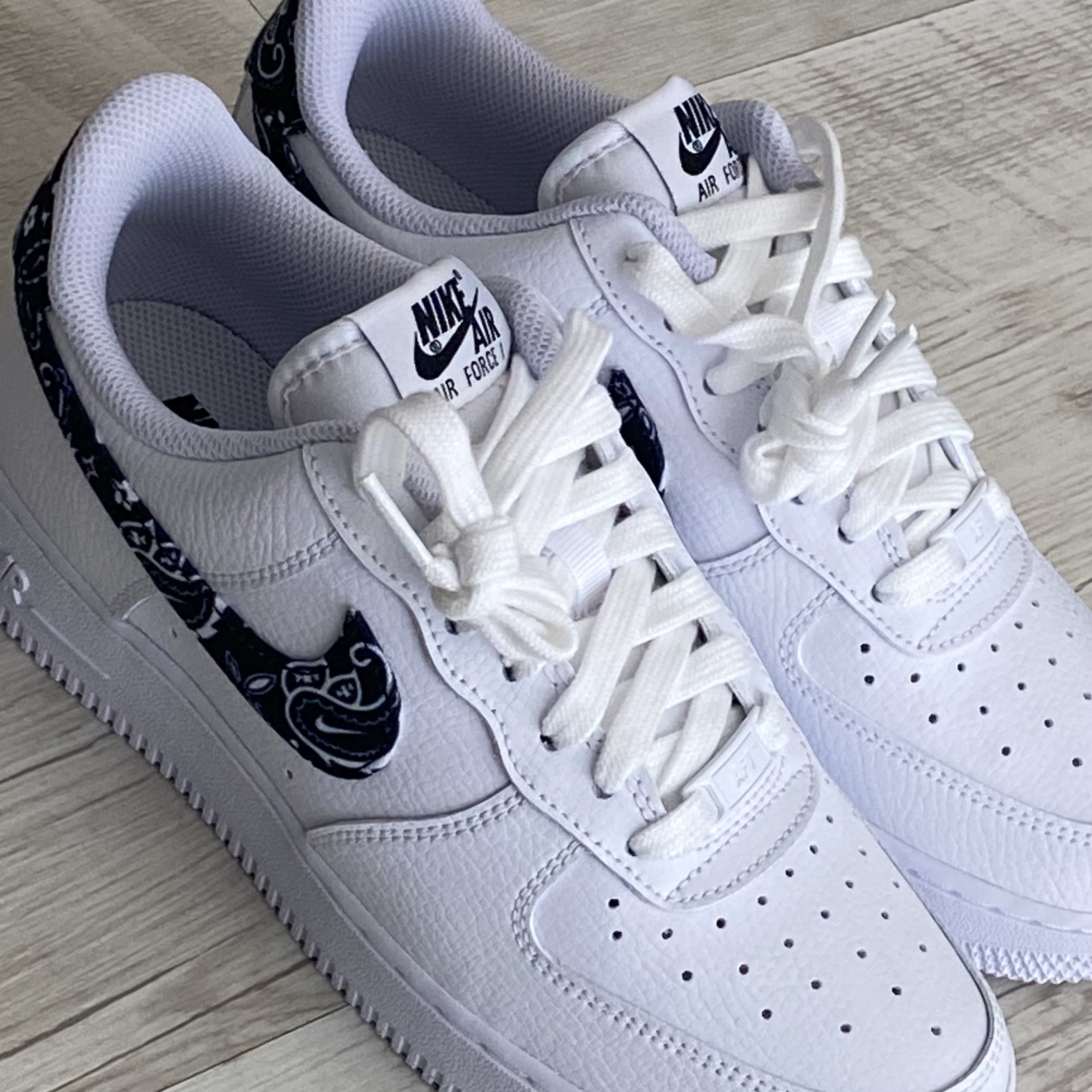 (W) Nike Air Force 1 '07 Essential Paisley Swoosh White Black 착용 스타일 - 1