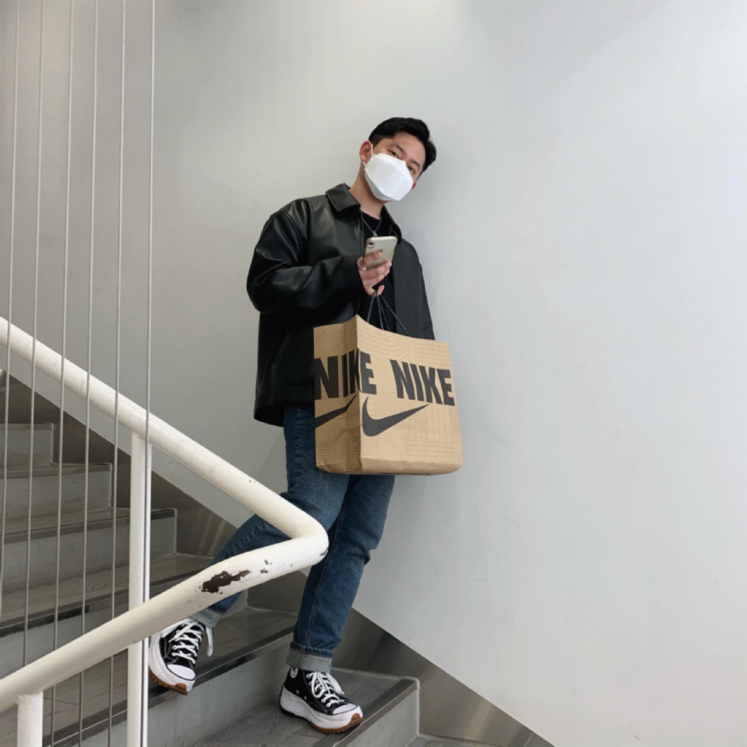Converse Run Star Hike Hi Black White Gum, Jordan 1 Mid Bred Banned 2020 착용 스타일