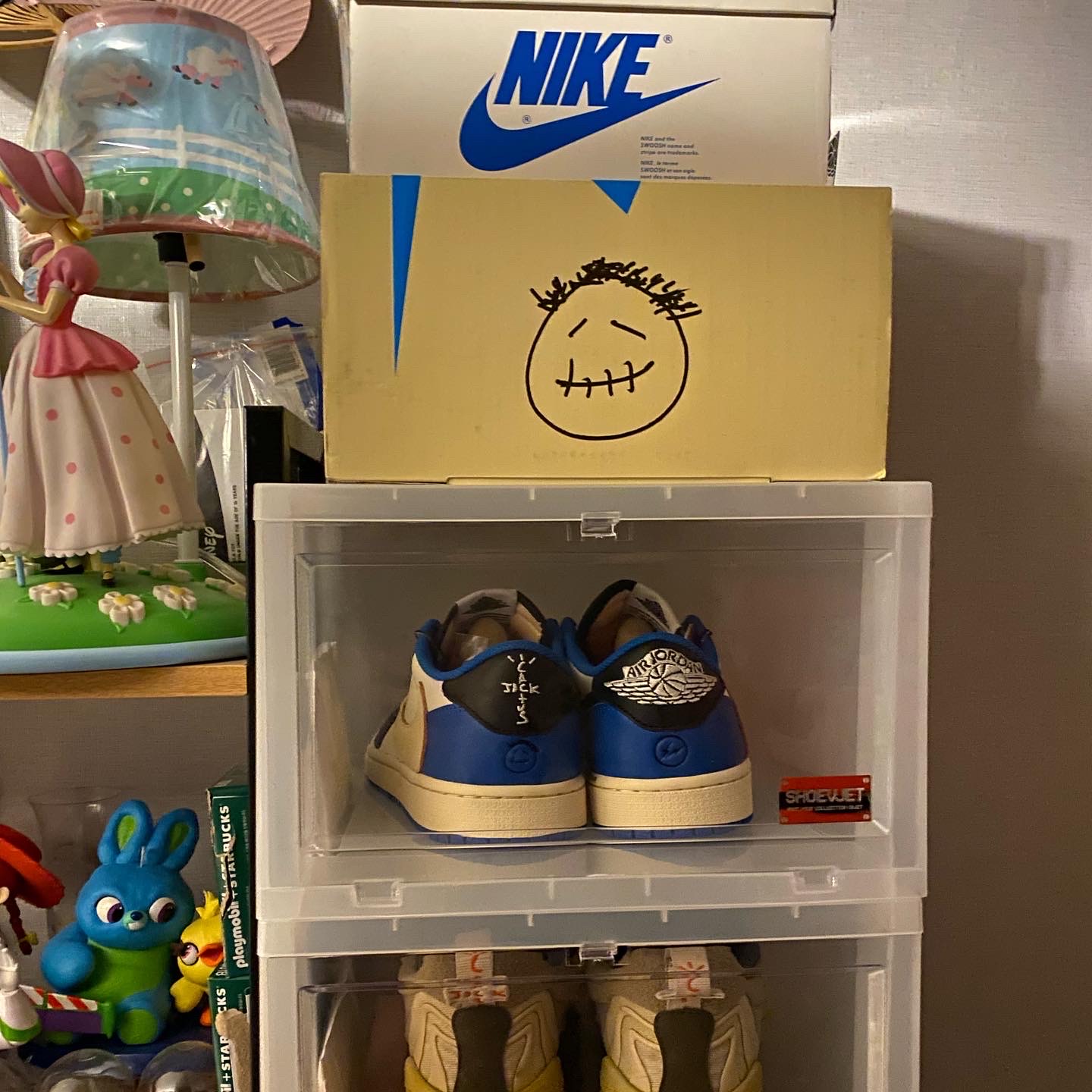 Jordan 1 x Travis Scott x Fragment Retro Low OG SP Military Blue, Nike x Travis Scott Air Max 270 React Cactus Trails 착용 스타일 - 1