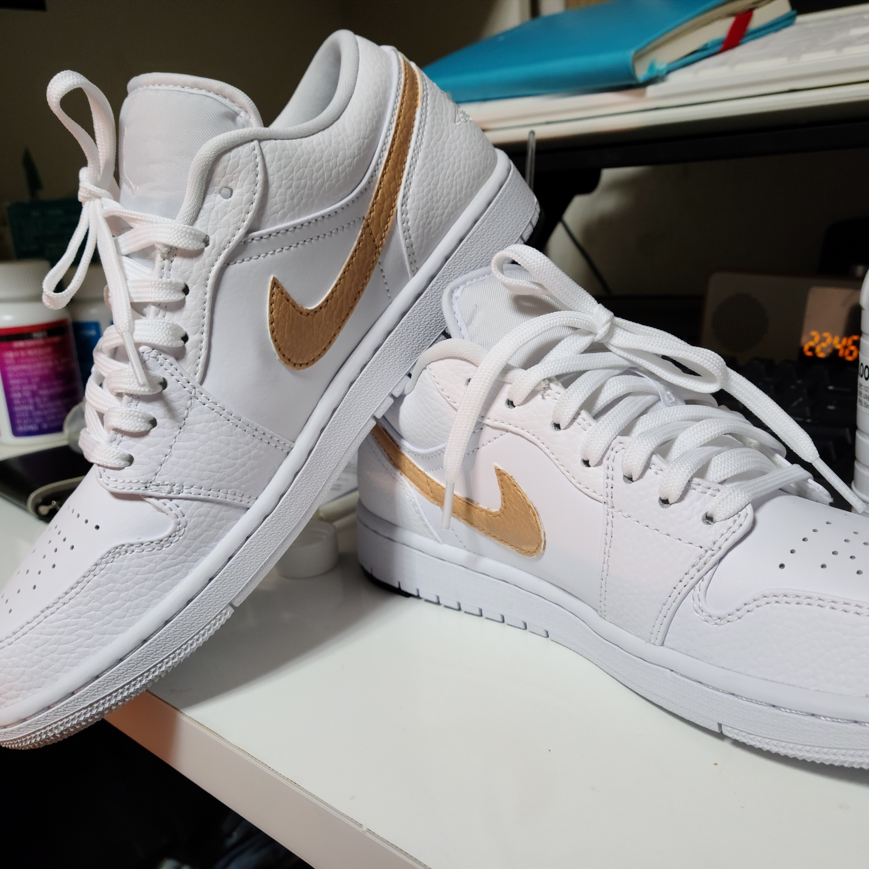 Jordan 1 Low Triple White Tumbled Leather 2020 착용 스타일 - 1