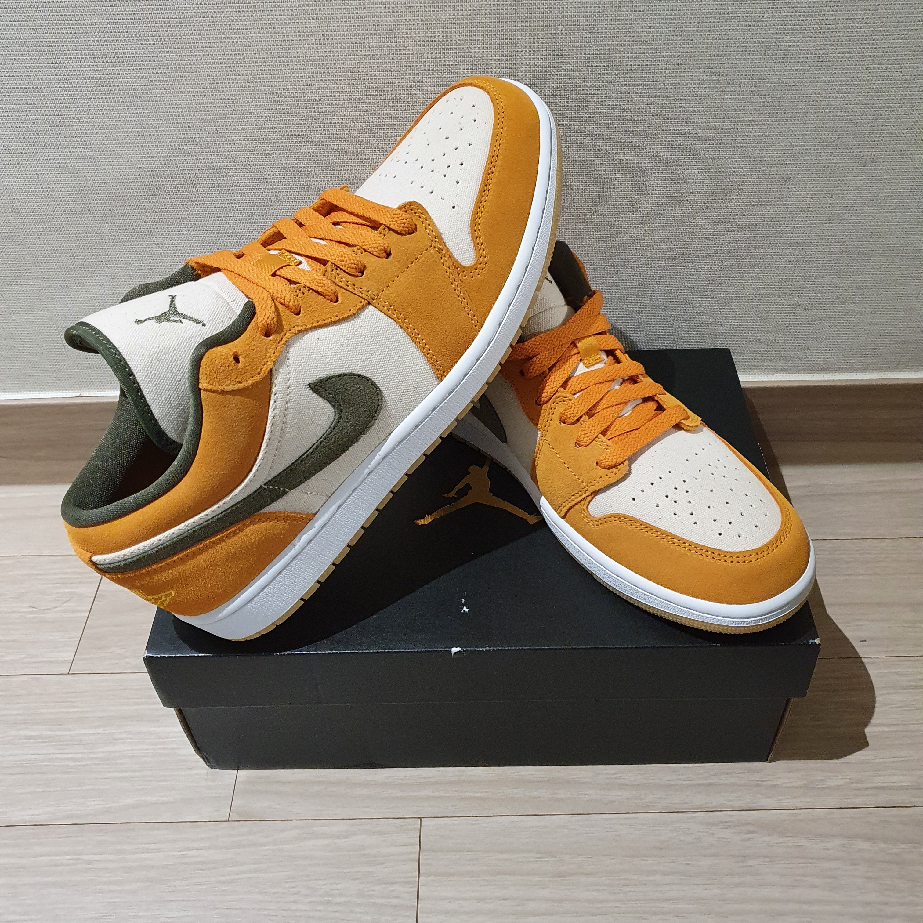 Jordan 1 Low SE Light Curry 착용 스타일 - 1
