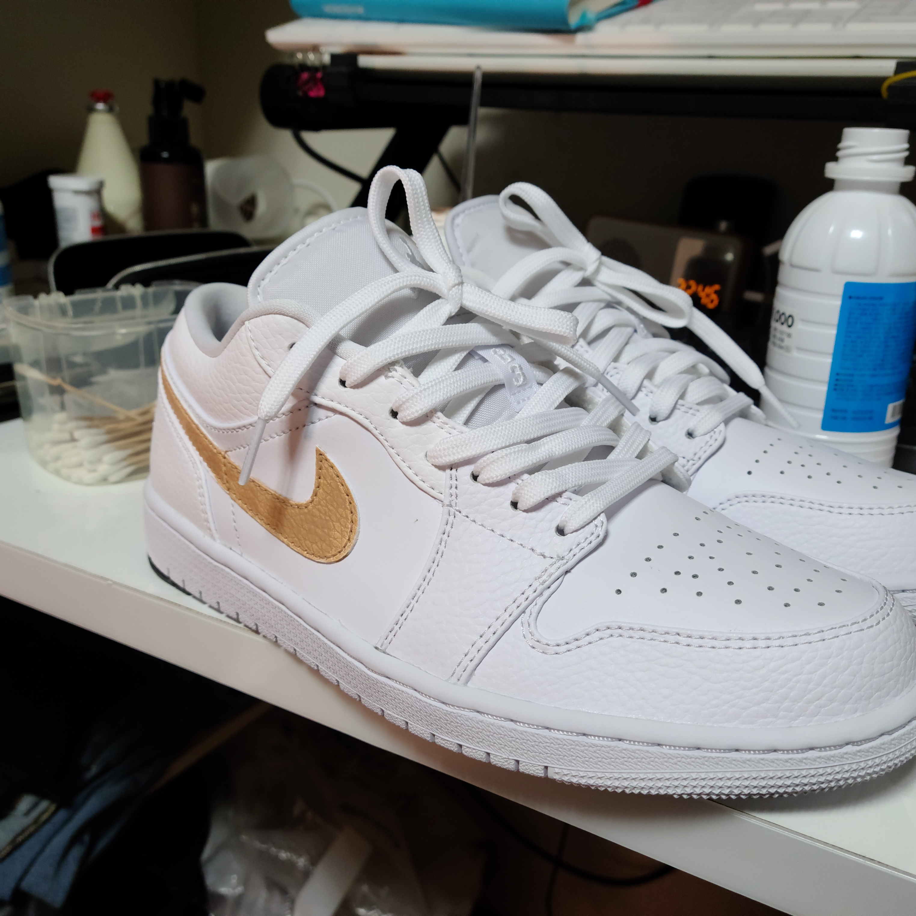 Jordan 1 Low Triple White Tumbled Leather 2020 착용 스타일 - 2