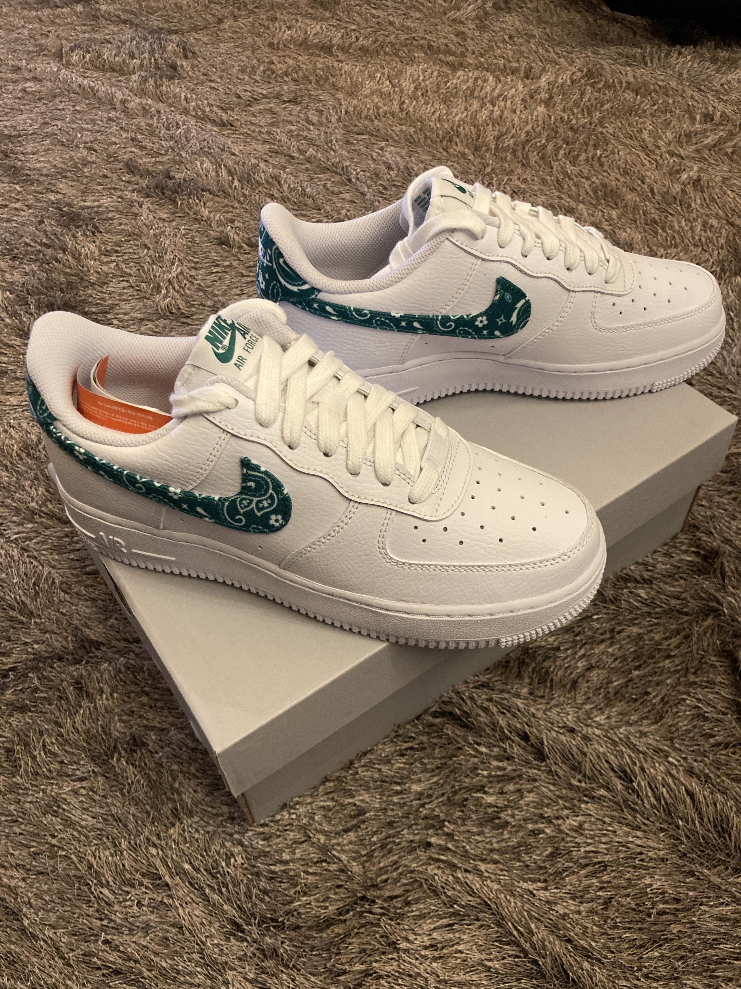 (W) Nike Air Force 1 '07 Essential Paisley Swoosh White Malachite 착용 스타일 - 1