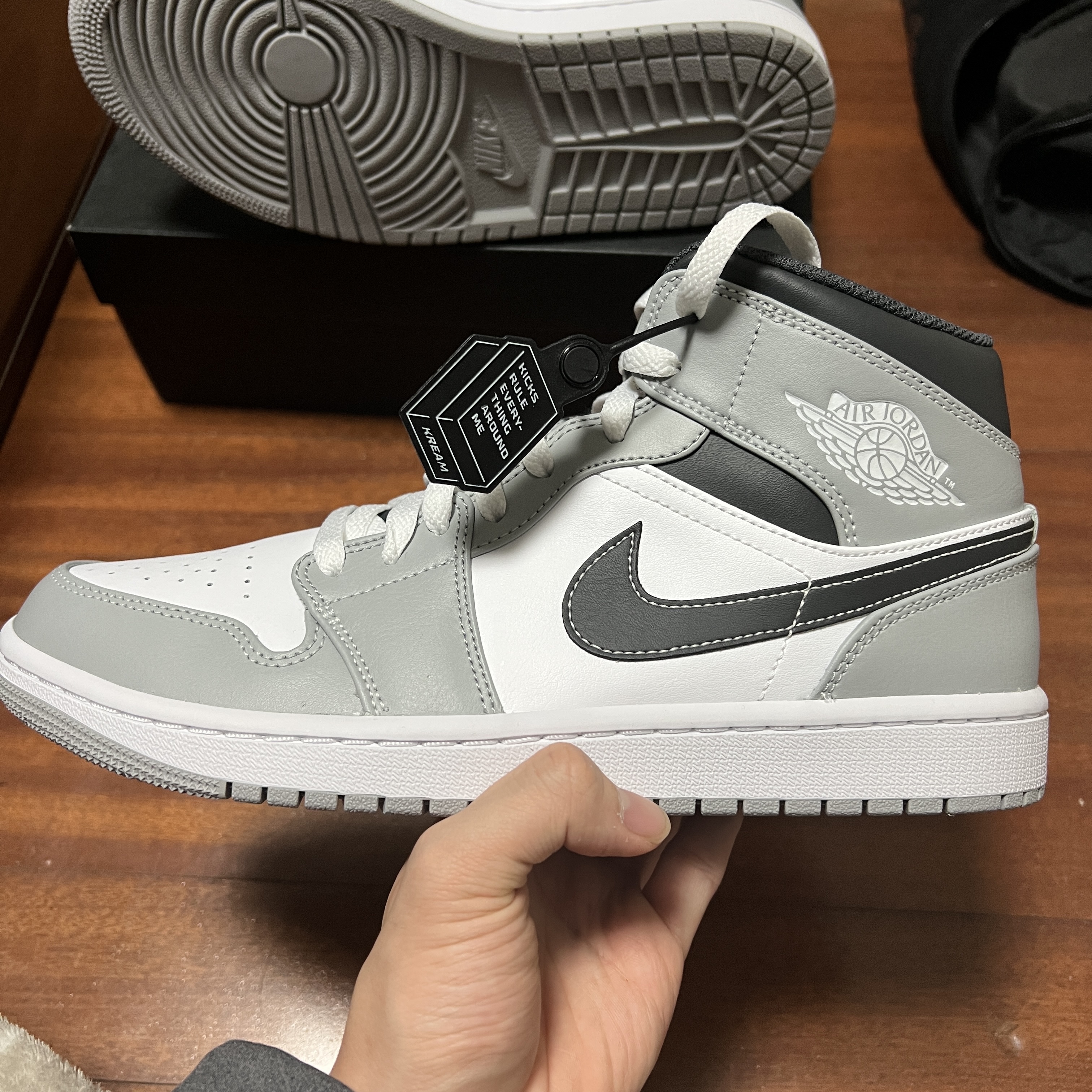 Jordan 1 Mid Light Smoke Grey Anthracite 착용 스타일 - 2