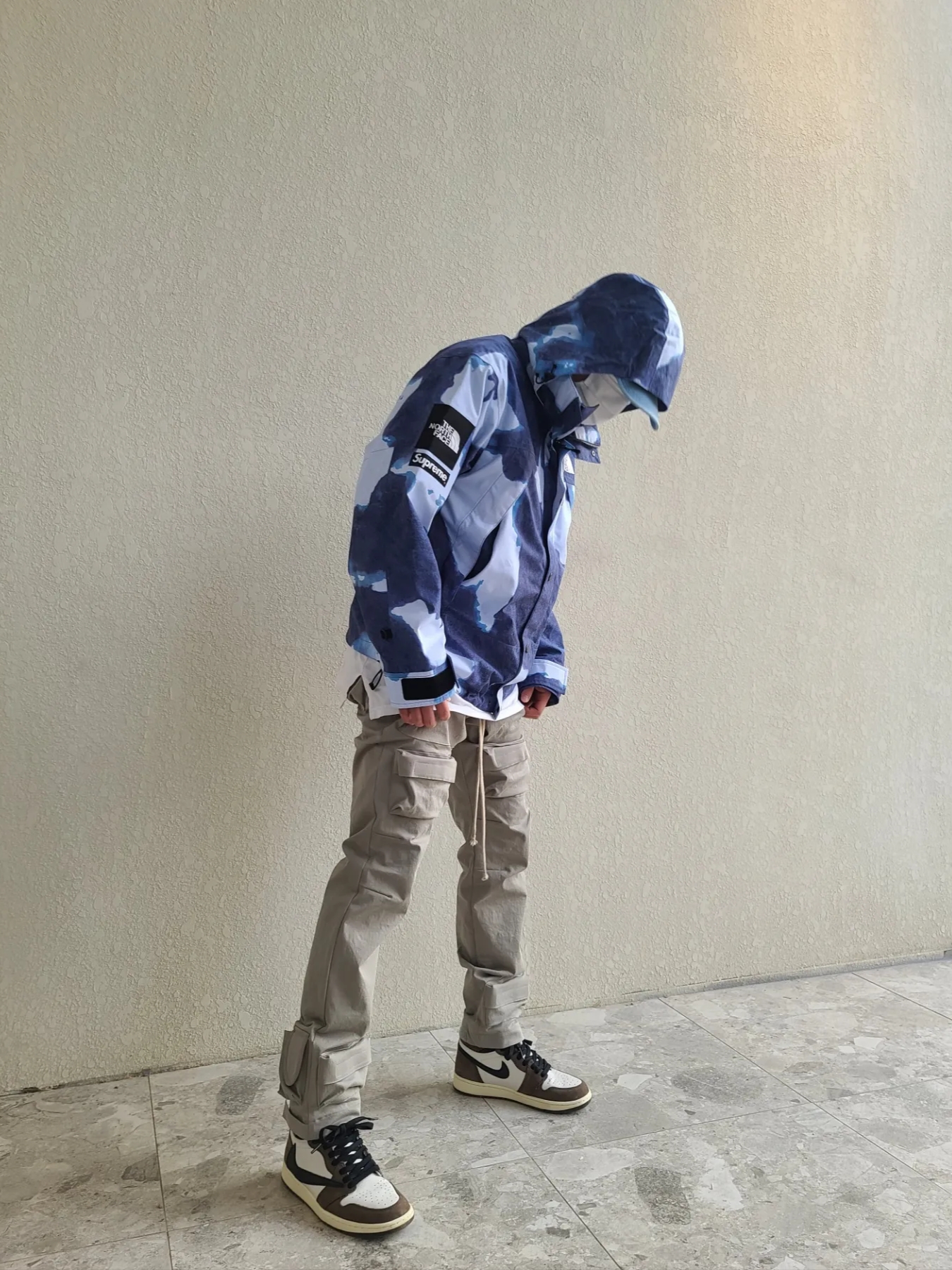 Supreme x The North Face Bleached Denim Print Mountain Jacket Indigo - 21FW, Supreme Washed Chino Twill Camp Cap Denim - 21FW 착용 스타일 - 1