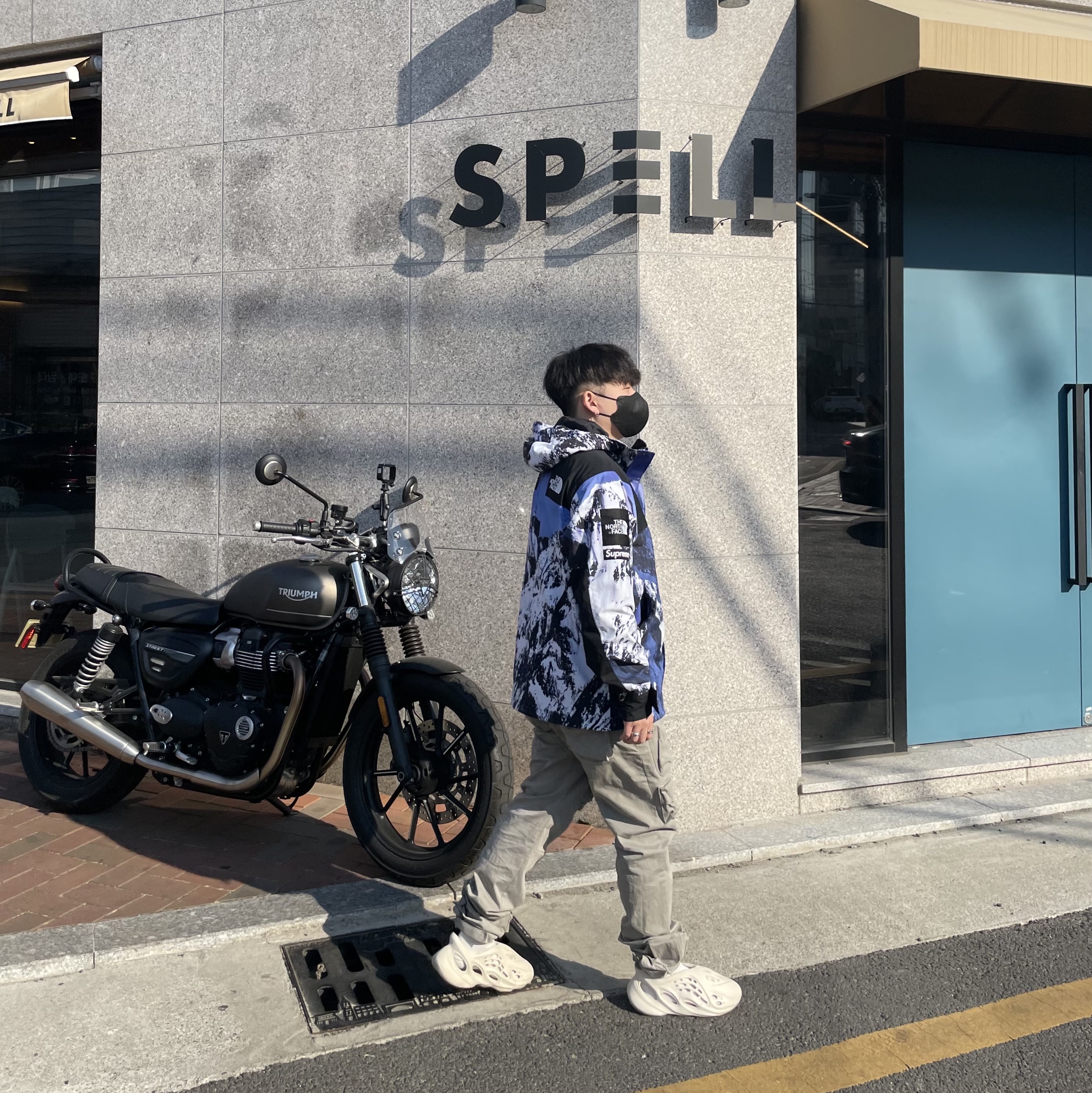 Supreme x The North Face Mountain Parka Blue White - 17FW, Adidas Yeezy Foam RNNR Sand 착용 스타일 - 2