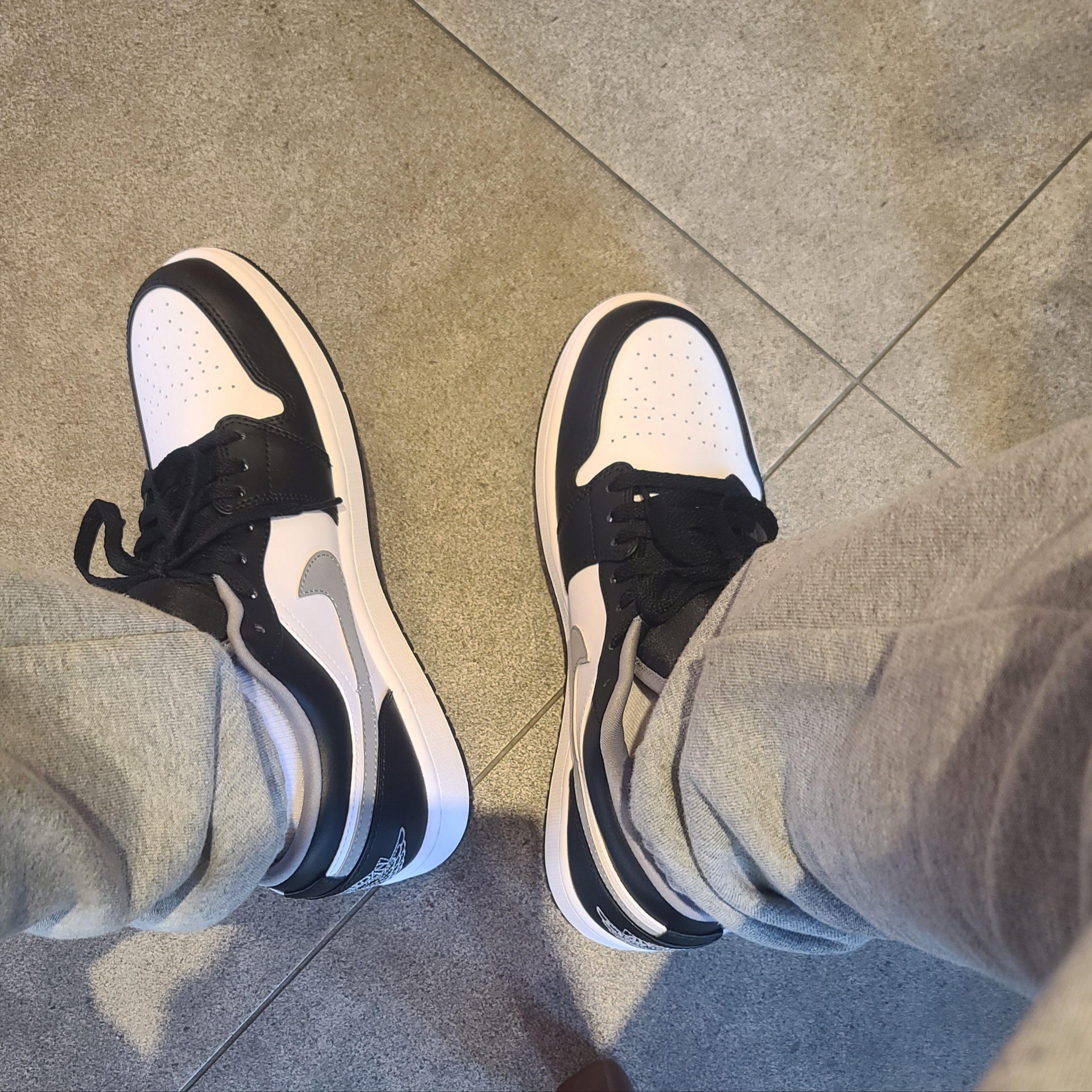 Jordan 1 Low Black Particle Grey 착용 스타일 - 1