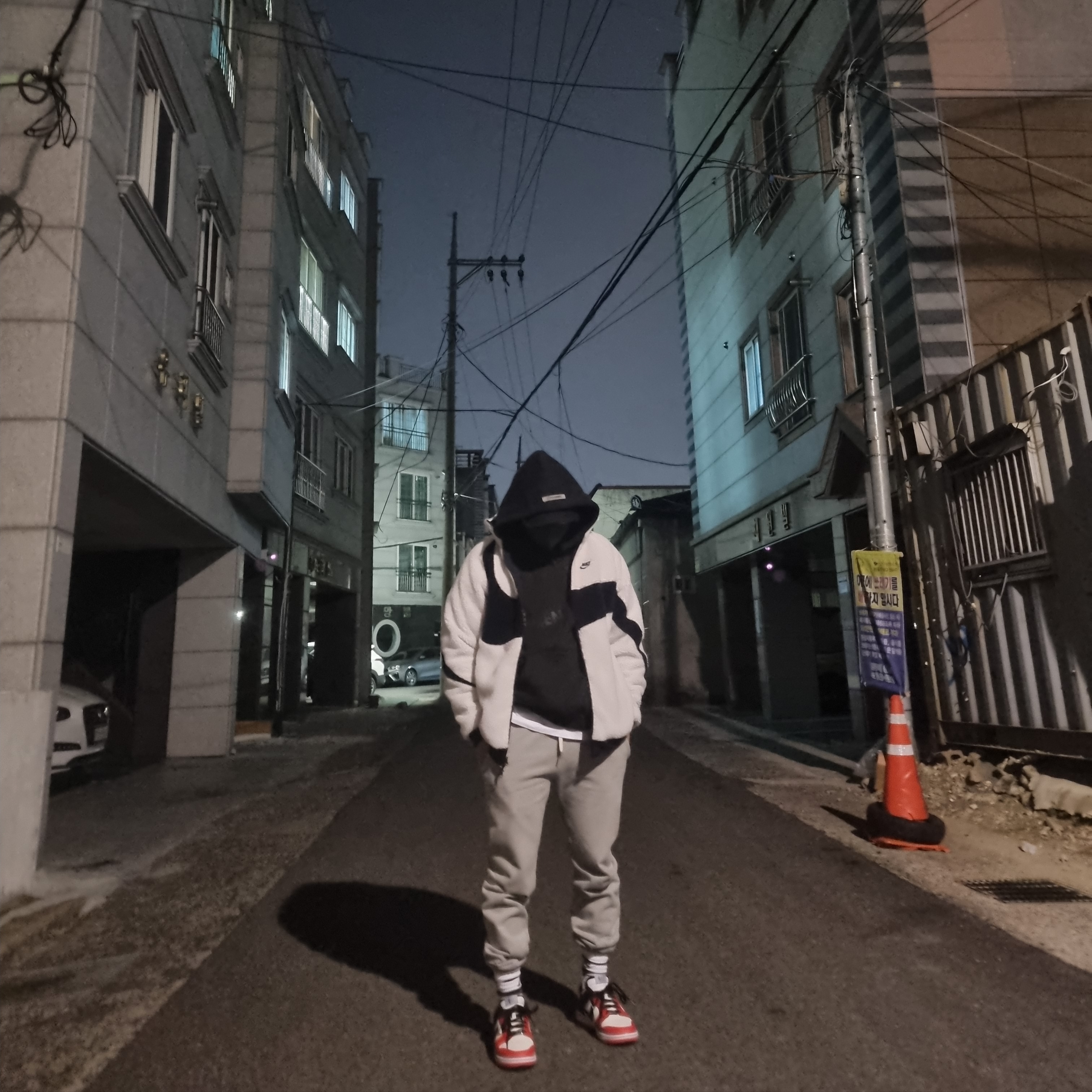 Nike x NBA Dunk Low Retro EMB Black and Chile Red, Nike Big Swoosh Full Zip Jacket White Navy 착용 스타일