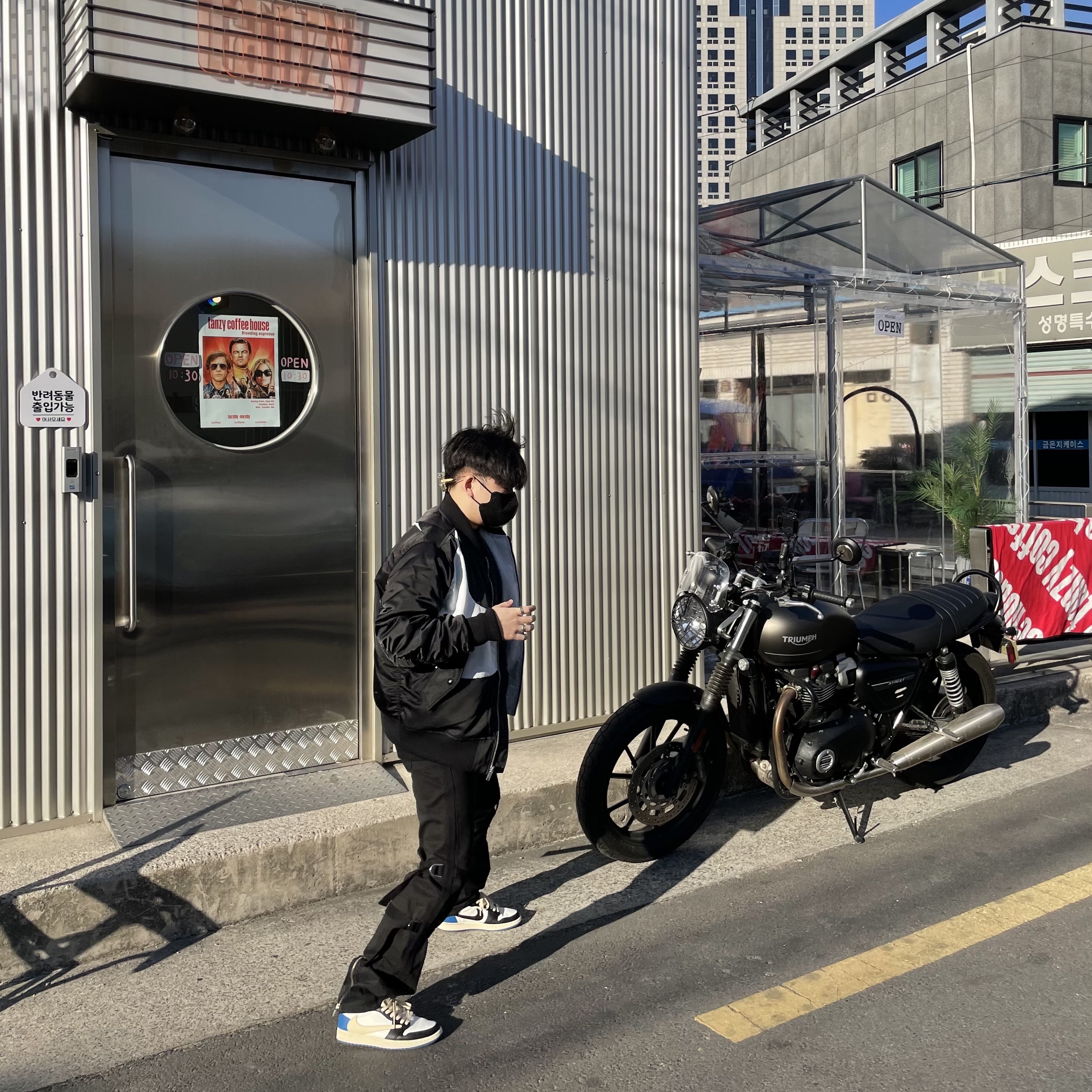 Jordan 1 x Travis Scott x Fragment Retro Low OG SP Military Blue, Nike NSW Swoosh Therma-Fit Bomber Black - Asia 착용 스타일 - 2