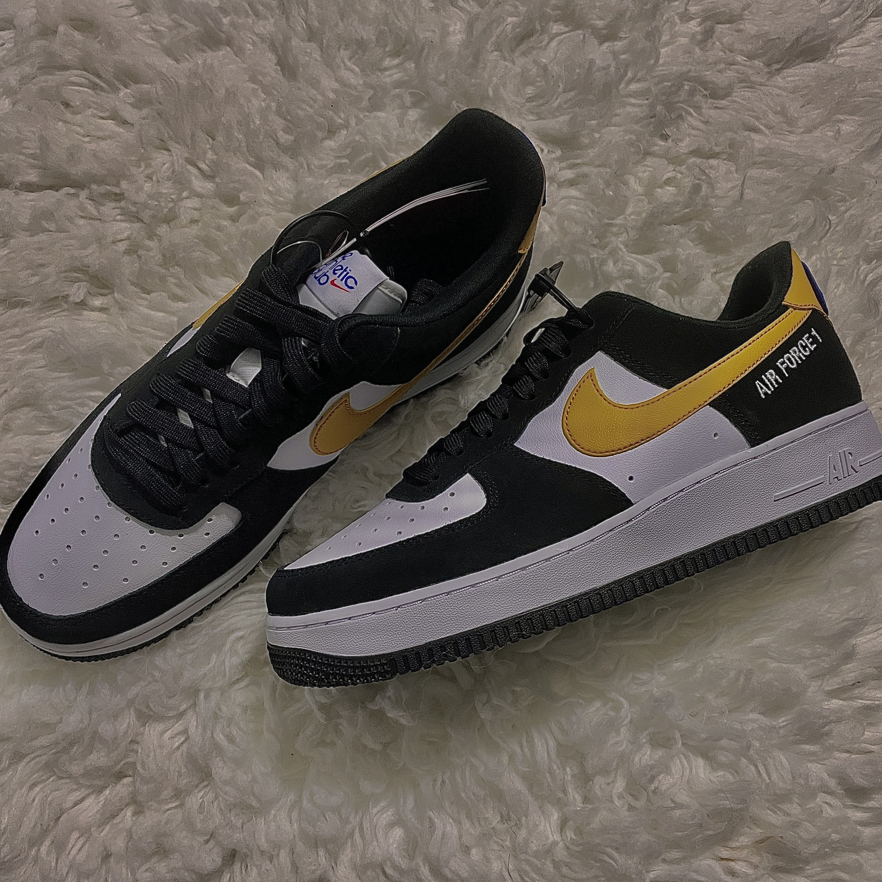 Nike Air Force 1 '07 LV8 Athletic Club Black Dark Sulfur 착용 스타일 - 2