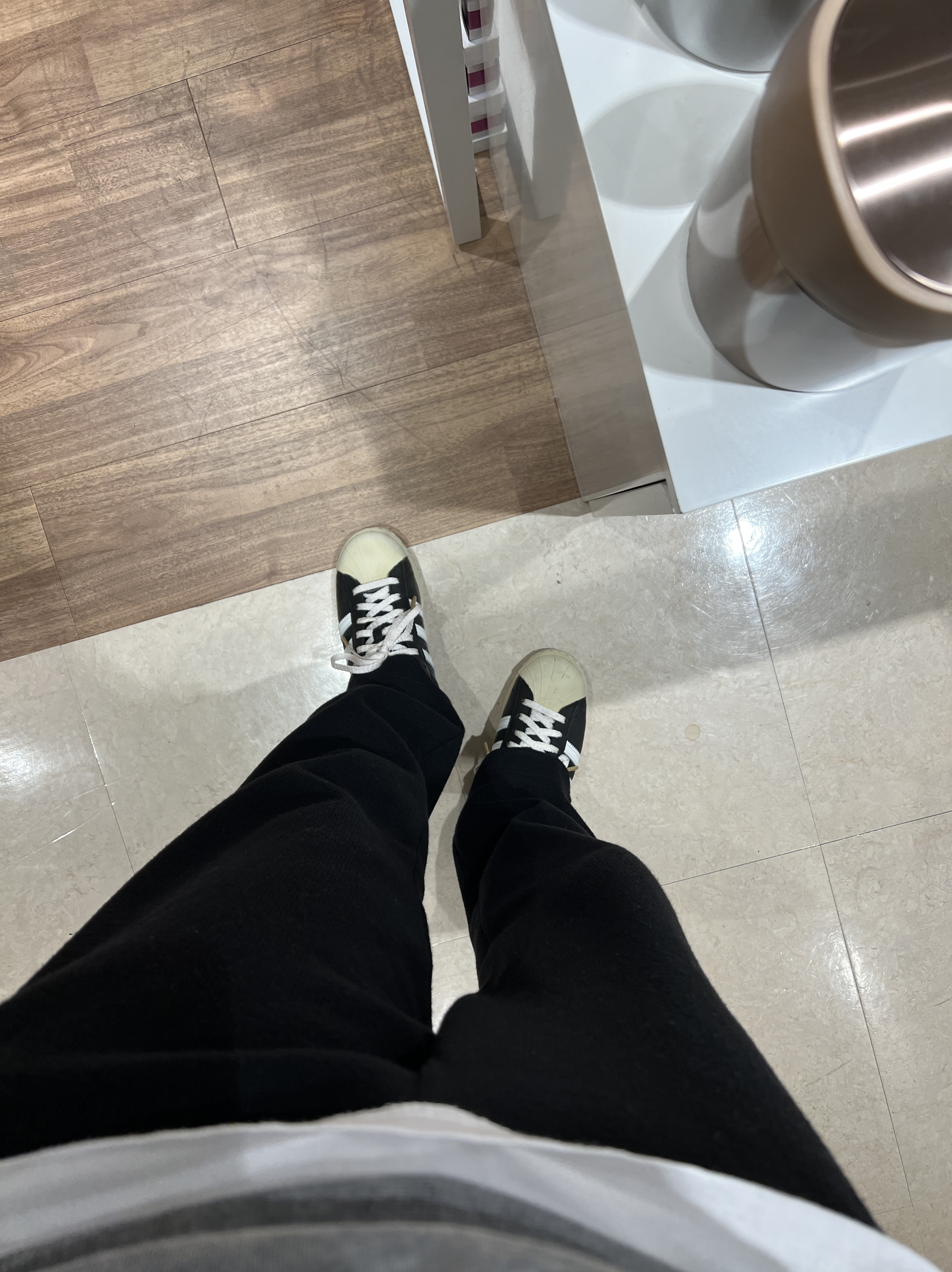 Adidas Superstar Premium Black White 착용 스타일 - 4