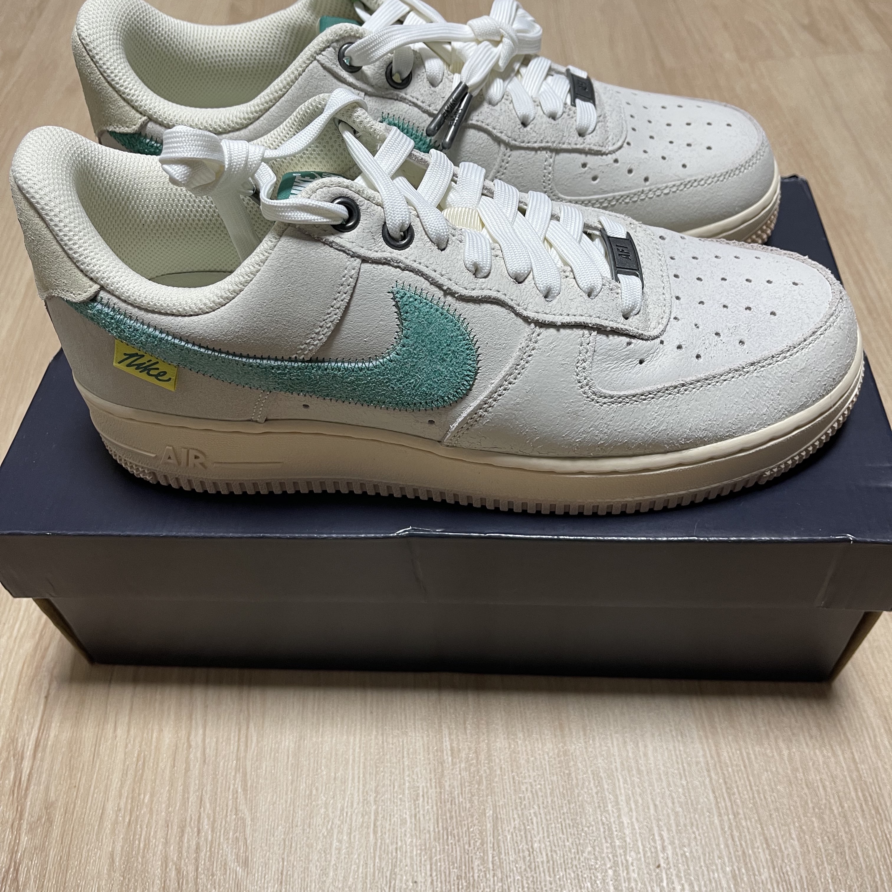Jordan 1 x A Ma Maniere Retro High OG SP Sail and Burgundy, Nike Air Force 1 Low Test of Time 착용 스타일 - 3
