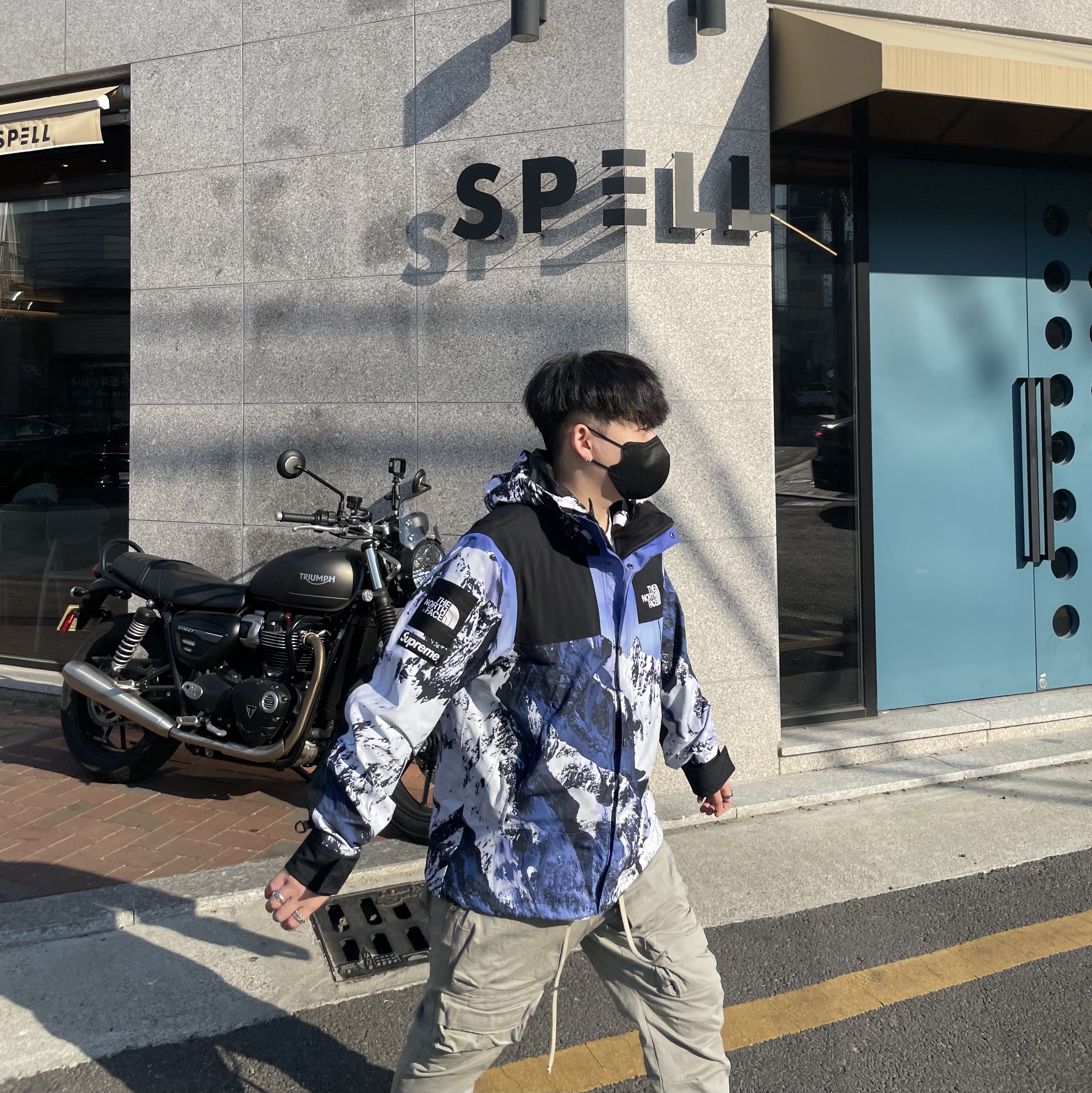 Supreme x The North Face Mountain Parka Blue White - 17FW, Adidas Yeezy Foam RNNR Sand 착용 스타일 - 3